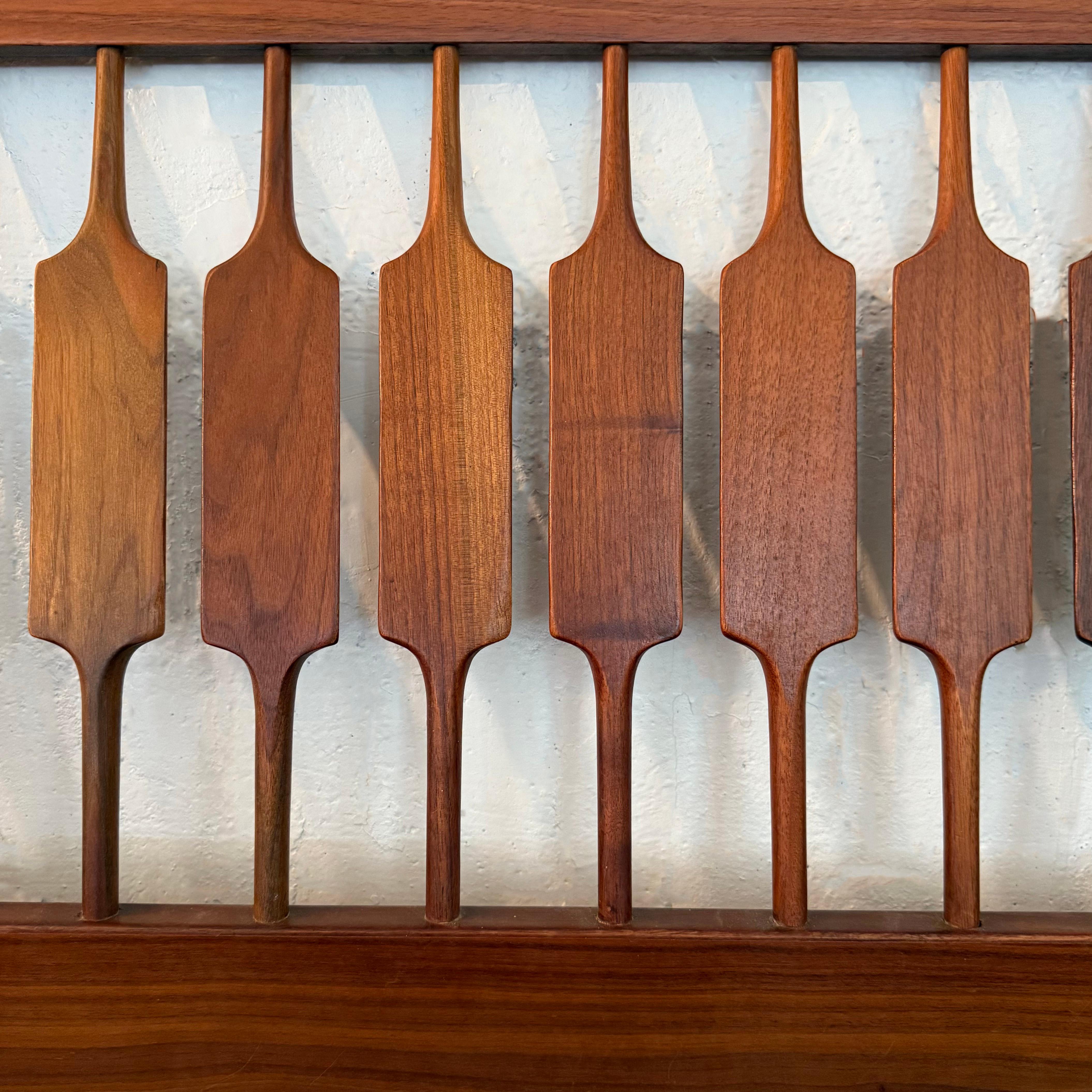 20ième siècle Tête de lit en noyer à lattes de style moderne du milieu du siècle par Kipp Stewart & Stewart McDougal en vente