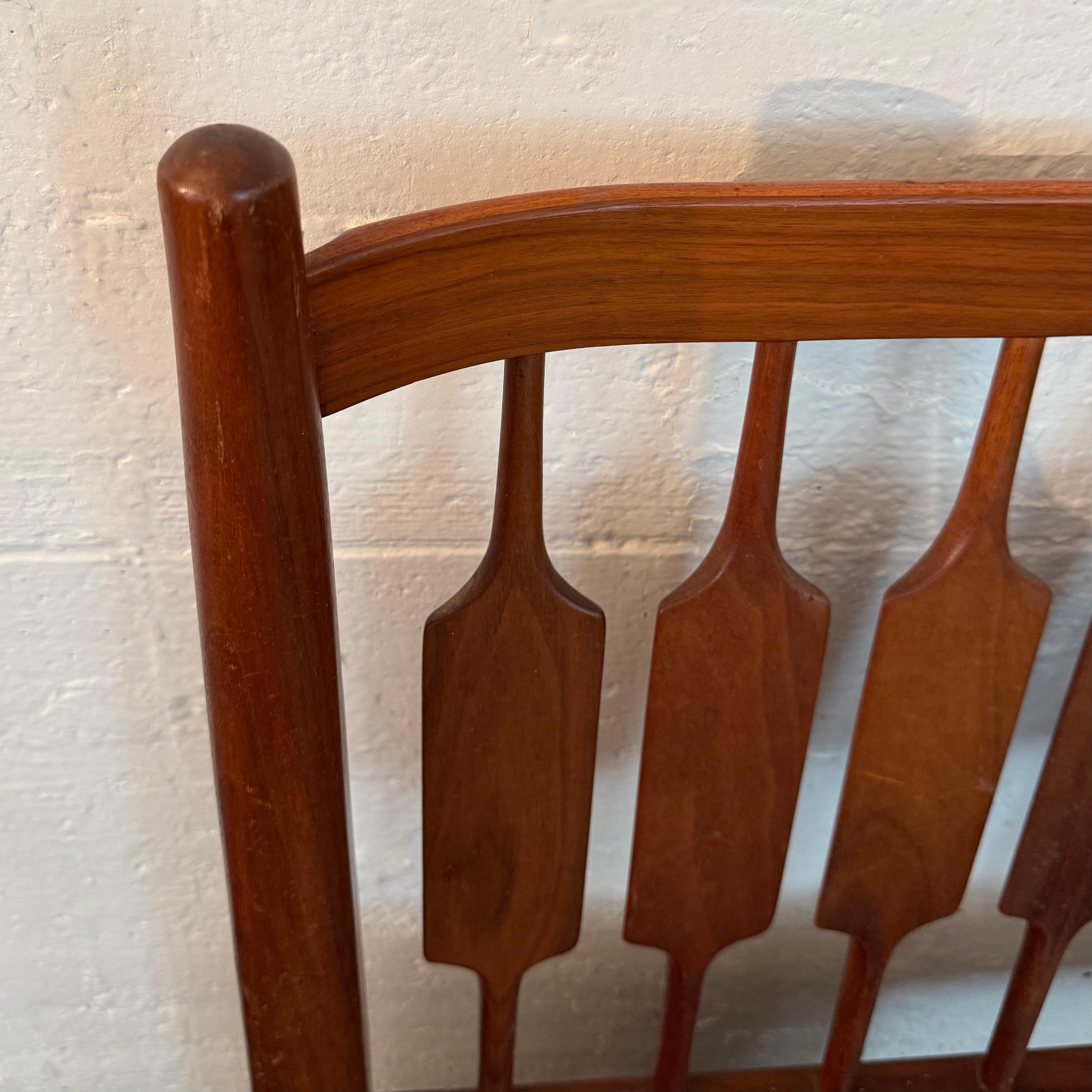 Noyer Tête de lit en noyer à lattes de style moderne du milieu du siècle par Kipp Stewart & Stewart McDougal en vente