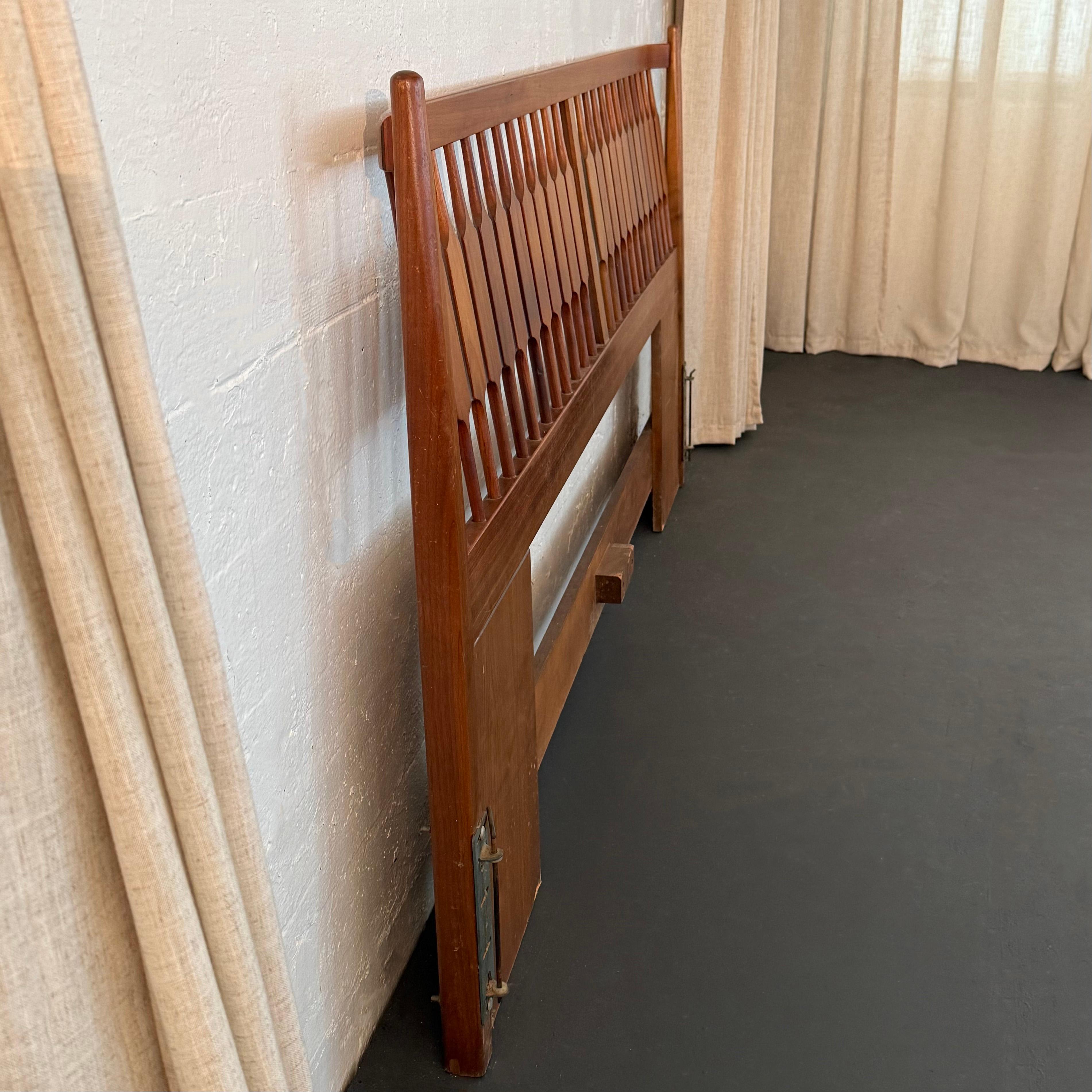 Tête de lit en noyer à lattes de style moderne du milieu du siècle par Kipp Stewart & Stewart McDougal en vente 1