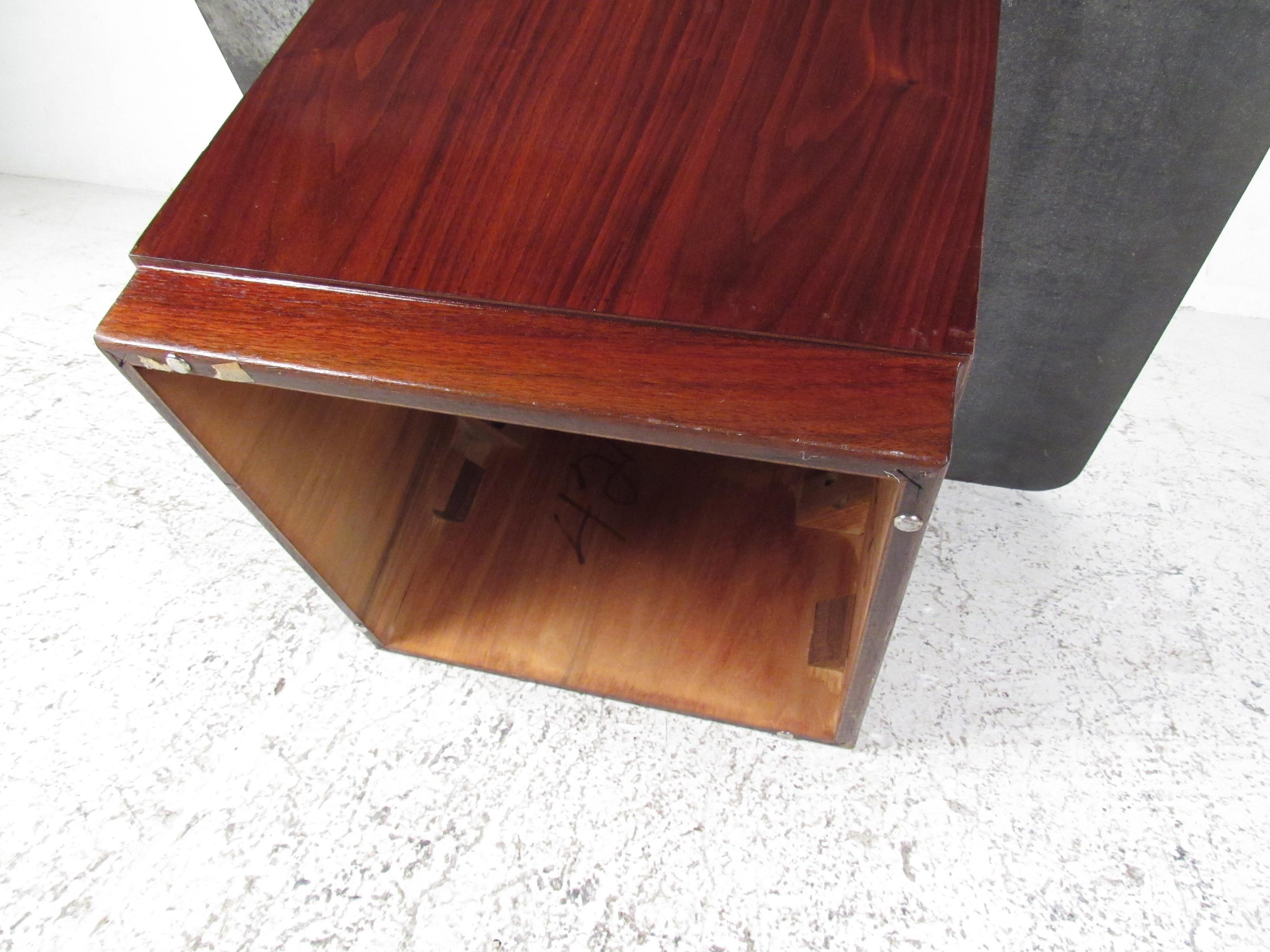 Table basse moderne du milieu du siècle dernier à plateau en ardoise en vente 5