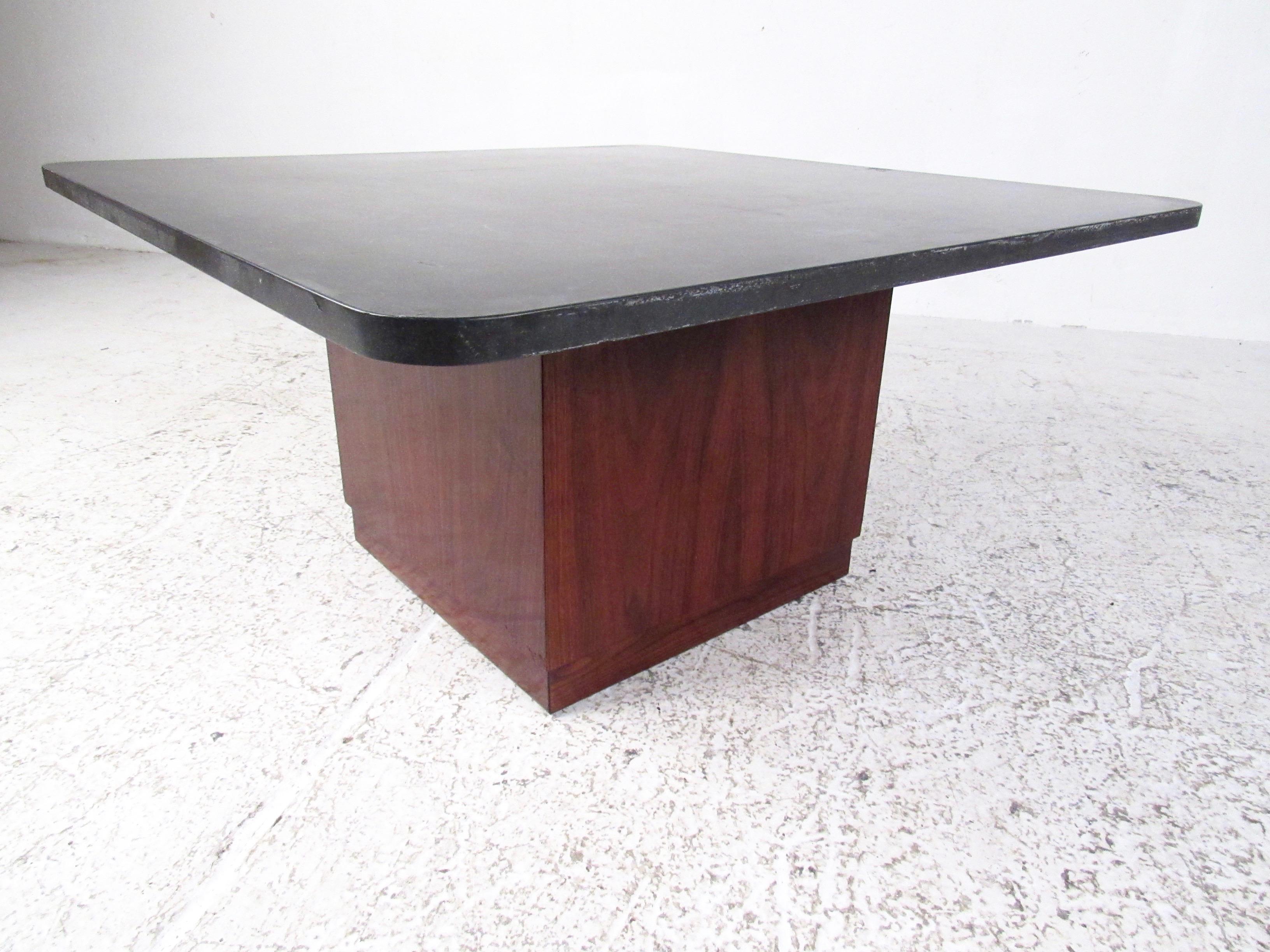 Mid-Century Modern Slate Top Coffee Table In Good Condition For Sale In Brooklyn, NY