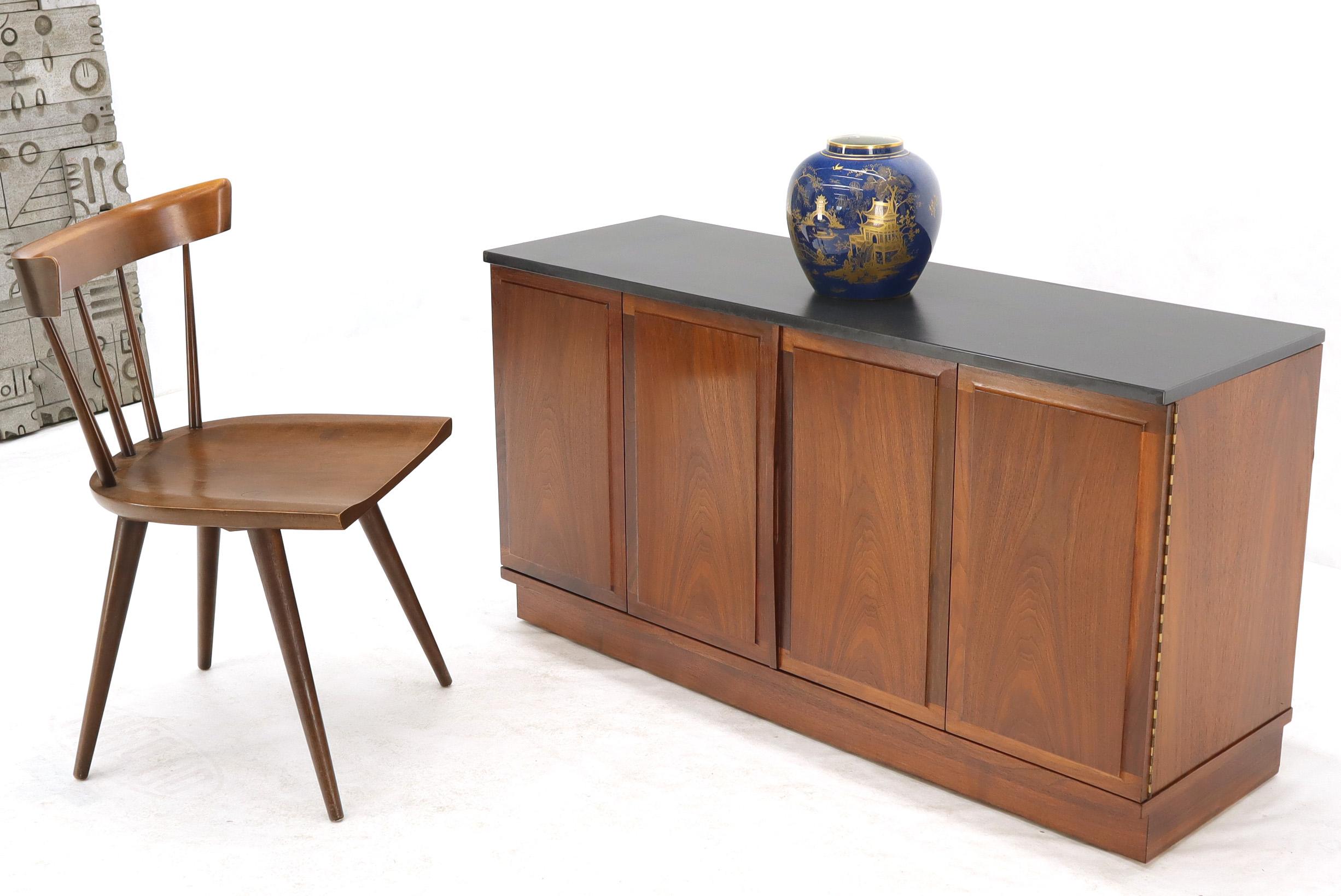 Credenza moderna di metà secolo con piano in ardesia Petit in noce oliato in vendita 5