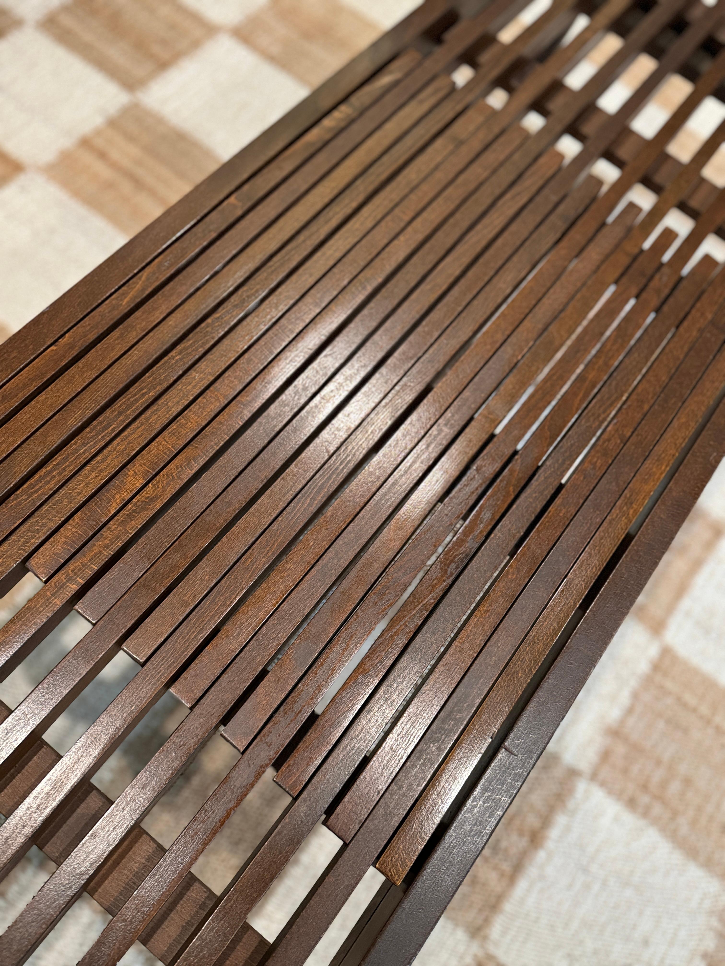 Mid century modern slatted coffee table with extending ends, circa 1960s In Good Condition In Houston, TX