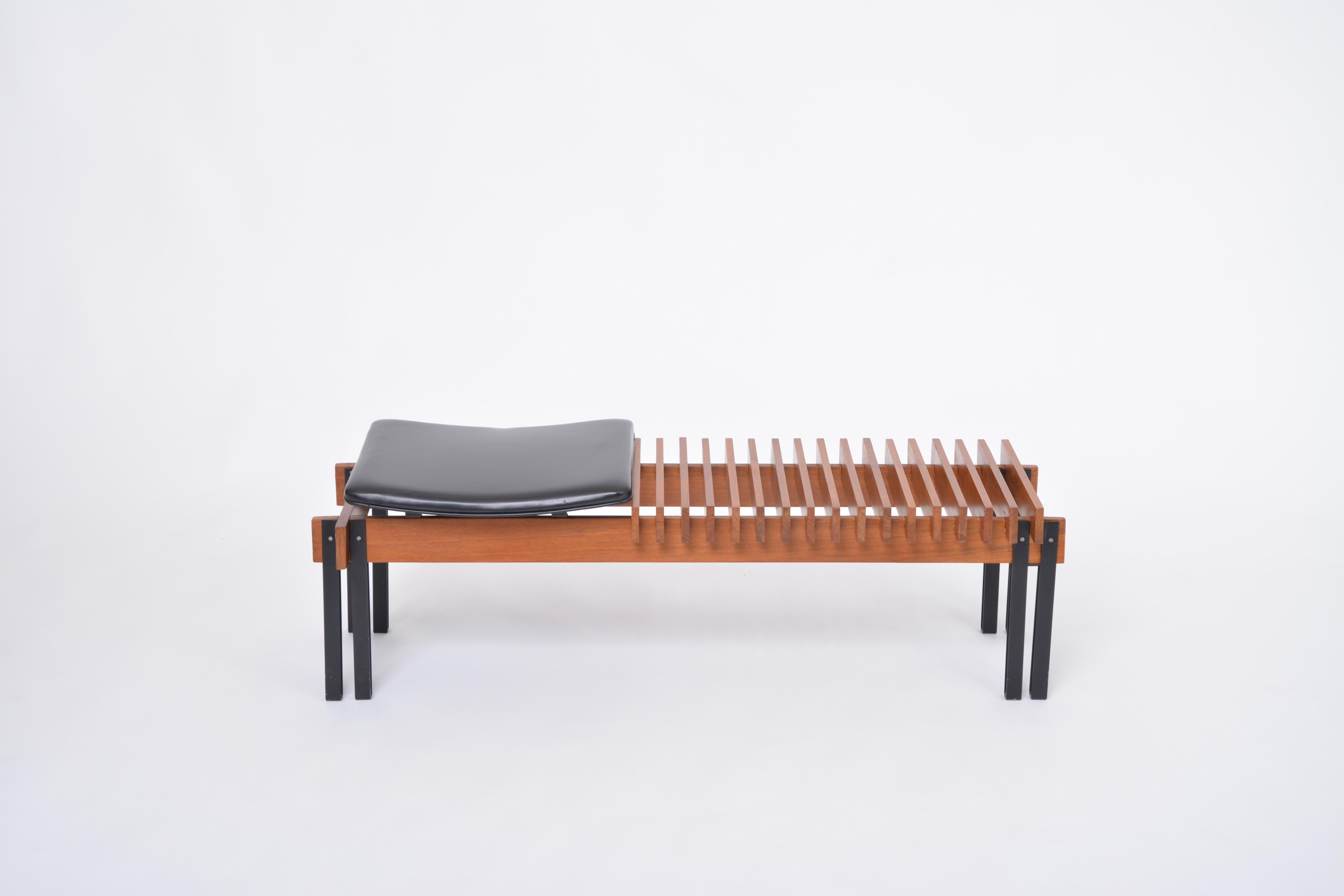 Mid-Century Modern slatted Teak bench by Inge and Luciano Rubino for Apec
This bench is one of the few objects the Danish - Italian couple Inge and Luciano Rubino designed. As there these have not been produced in large numbers, today their designs