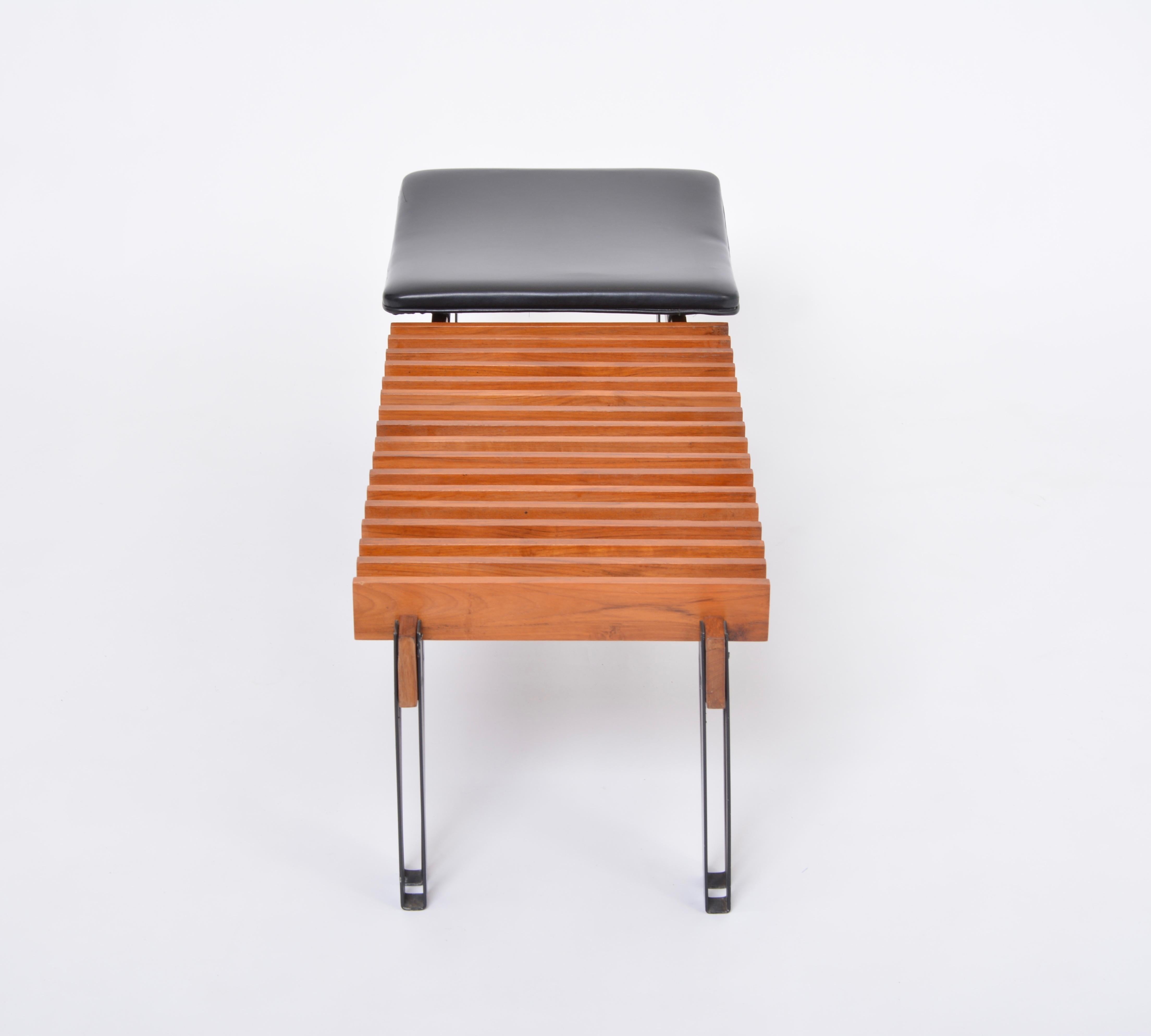 Mid-Century Modern slatted Teak bench by Inge and Luciano Rubino for Apec For Sale 1