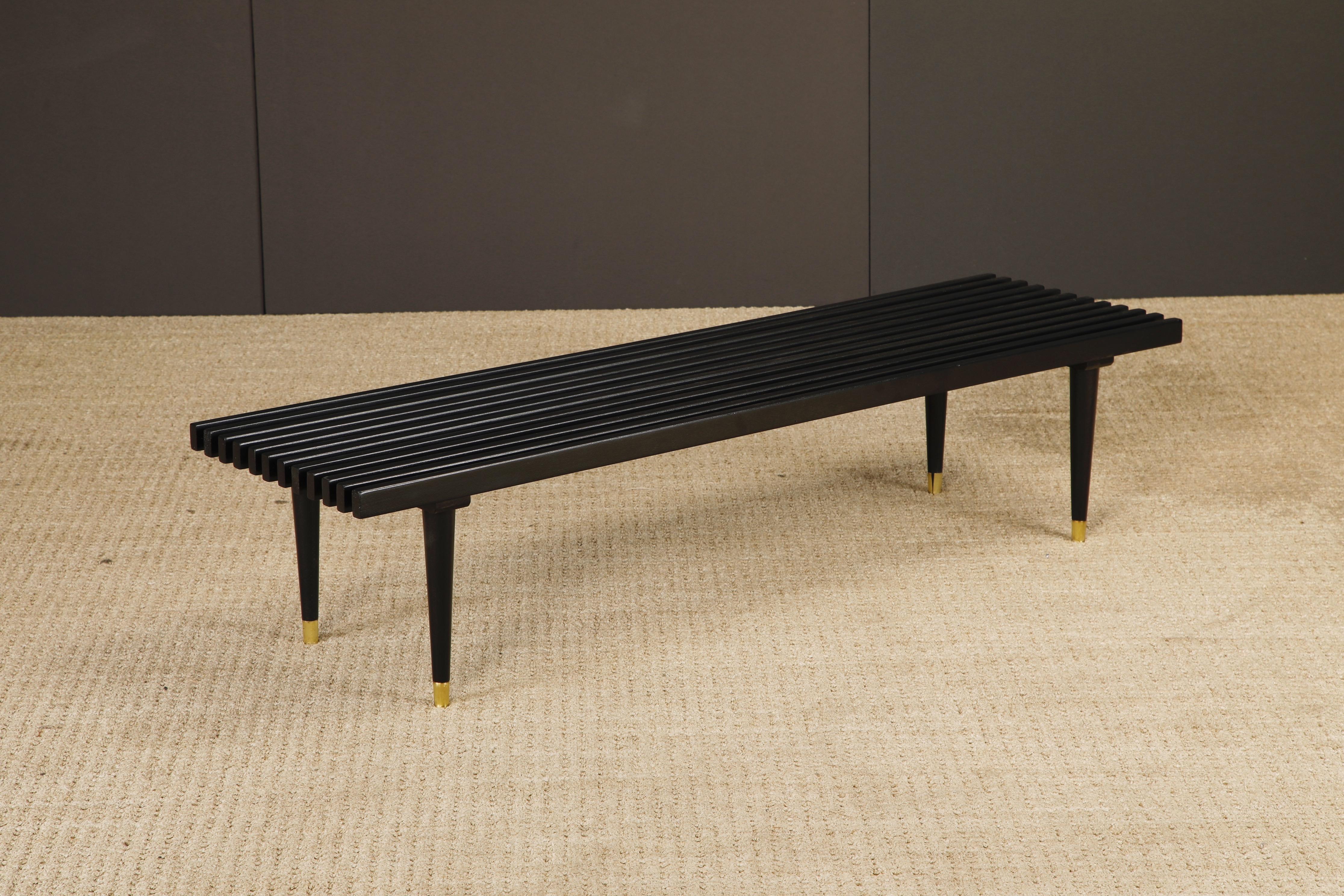 Banco o mesa de listones de madera modernos de mediados de siglo con sable de latón, acabado, años 60 en venta 3