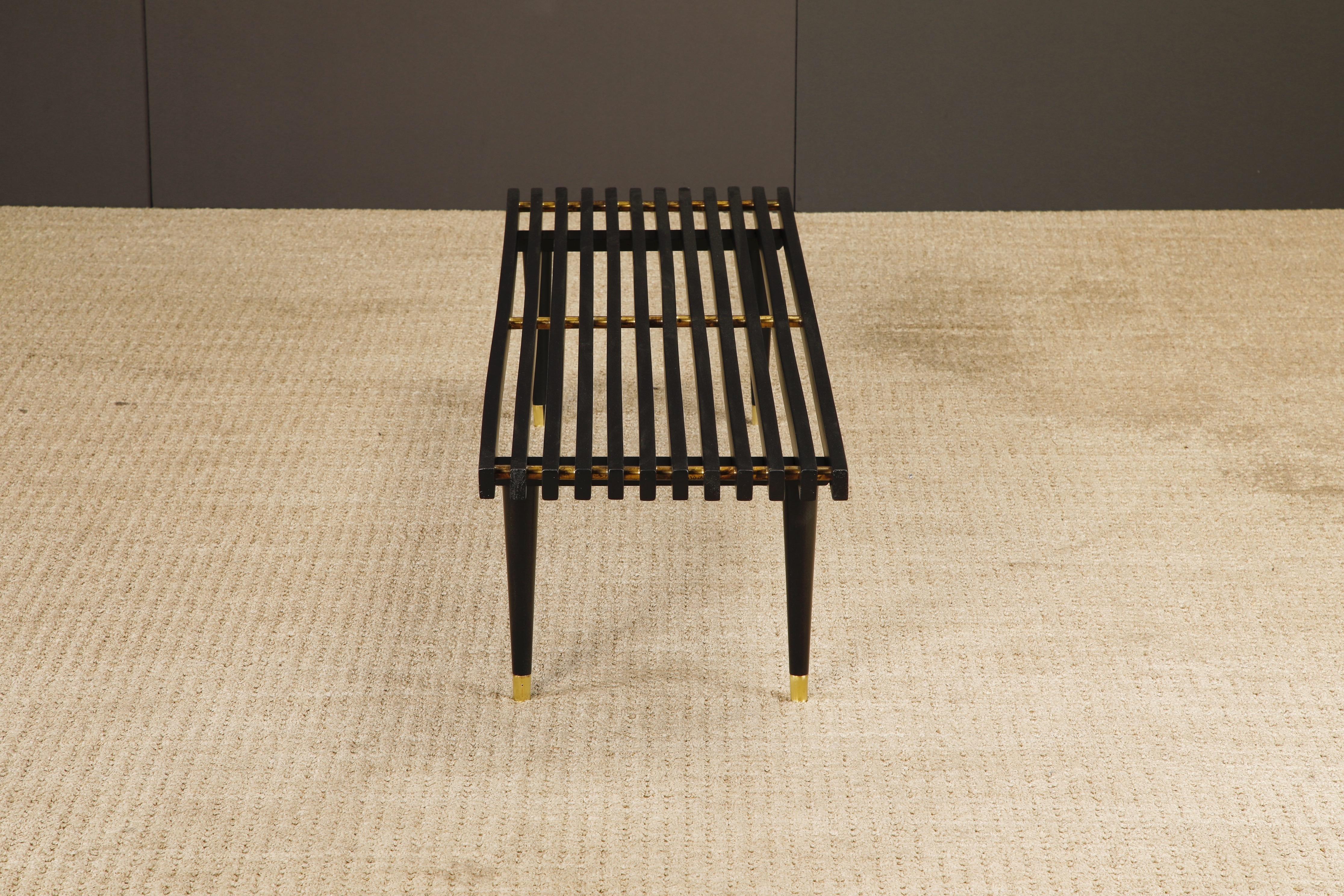 Banco o mesa de listones de madera modernos de mediados de siglo con sable de latón, acabado, años 60 en venta 6