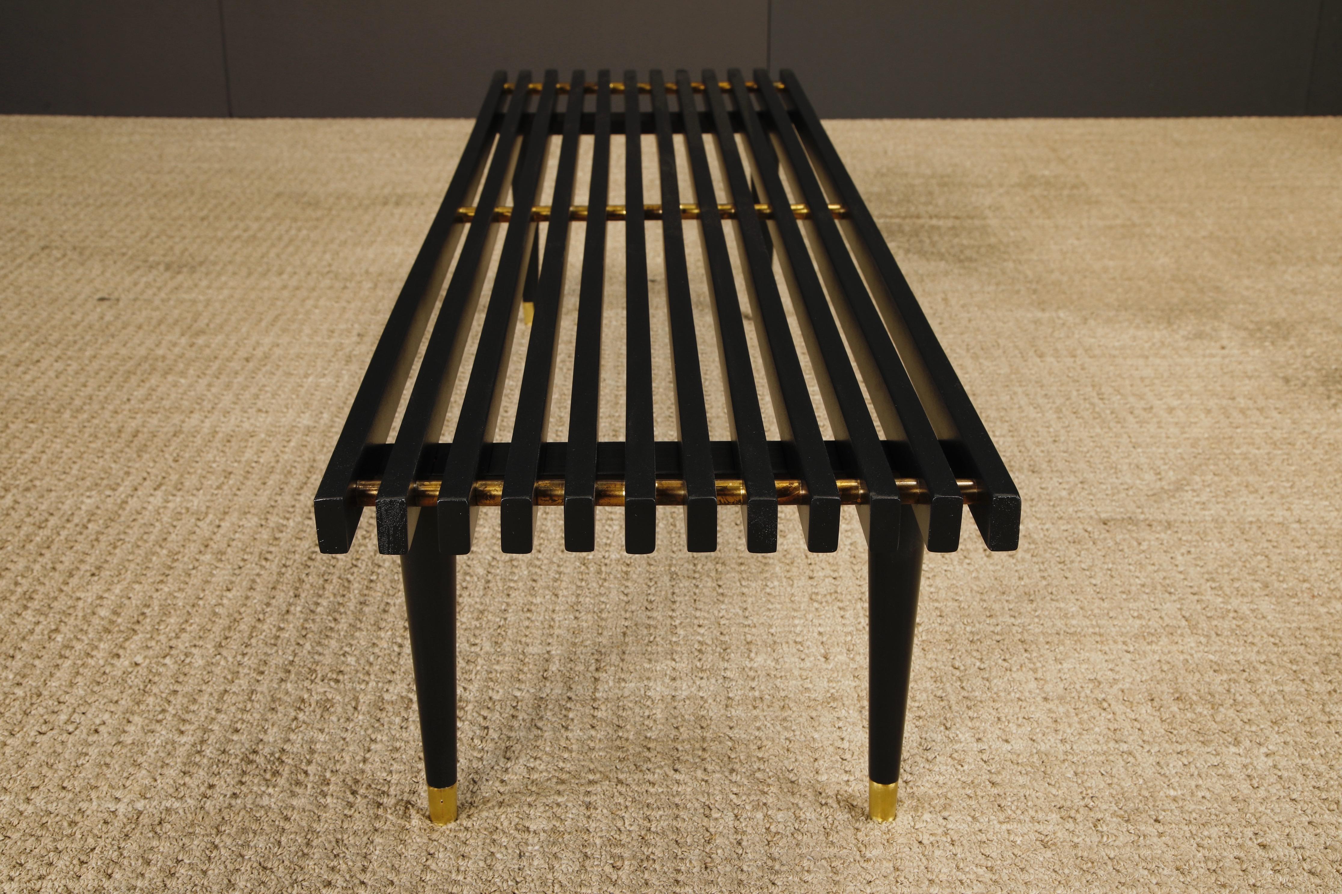 Banco o mesa de listones de madera modernos de mediados de siglo con sable de latón, acabado, años 60 en venta 7