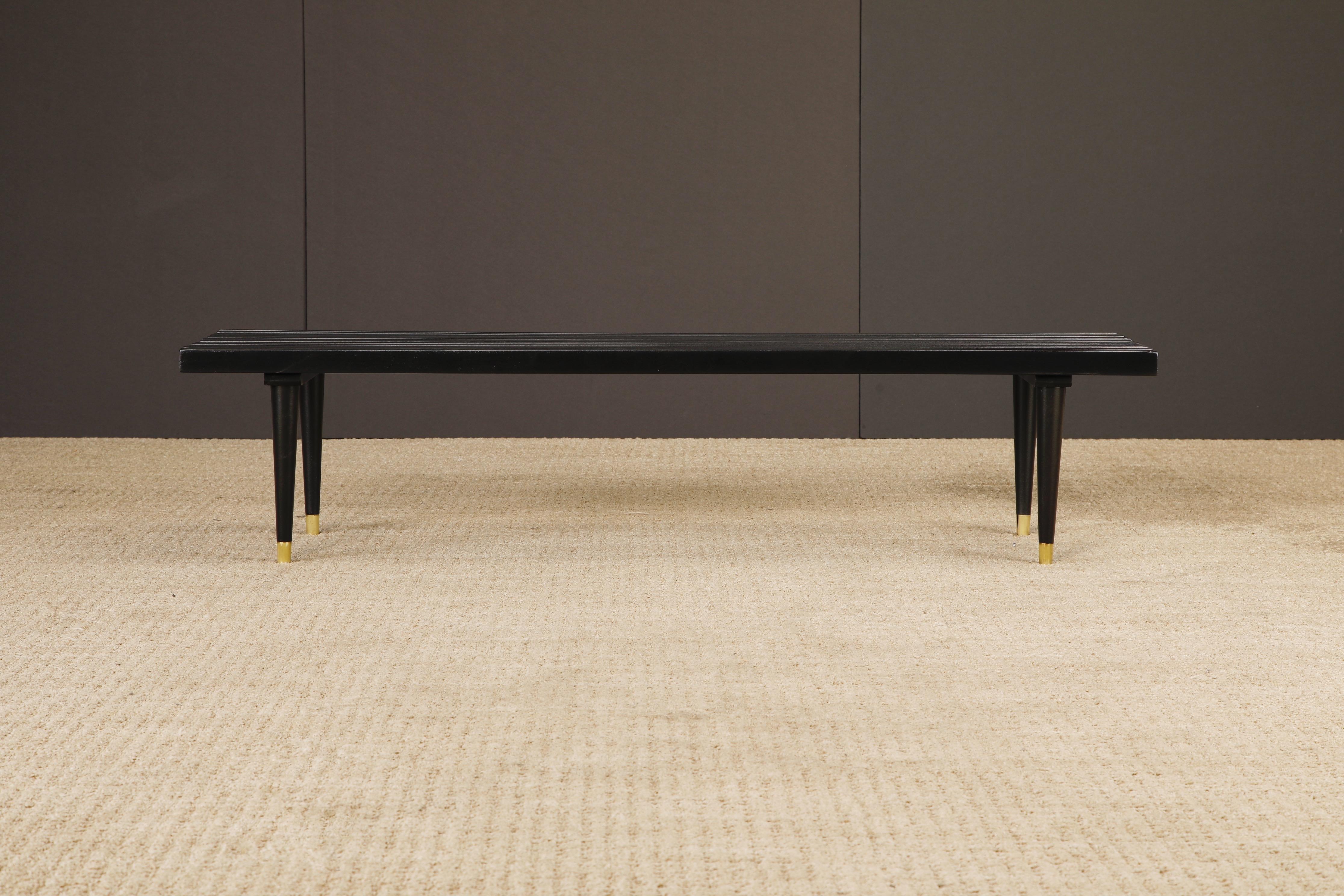 Banco de listones de madera Modernista de mediados de siglo, bellamente restaurado, de hacia la década de 1960. Elaborado por expertos con líneas arquitectónicas limpias, el diseño presenta filas de listones de madera espaciados uniformemente que