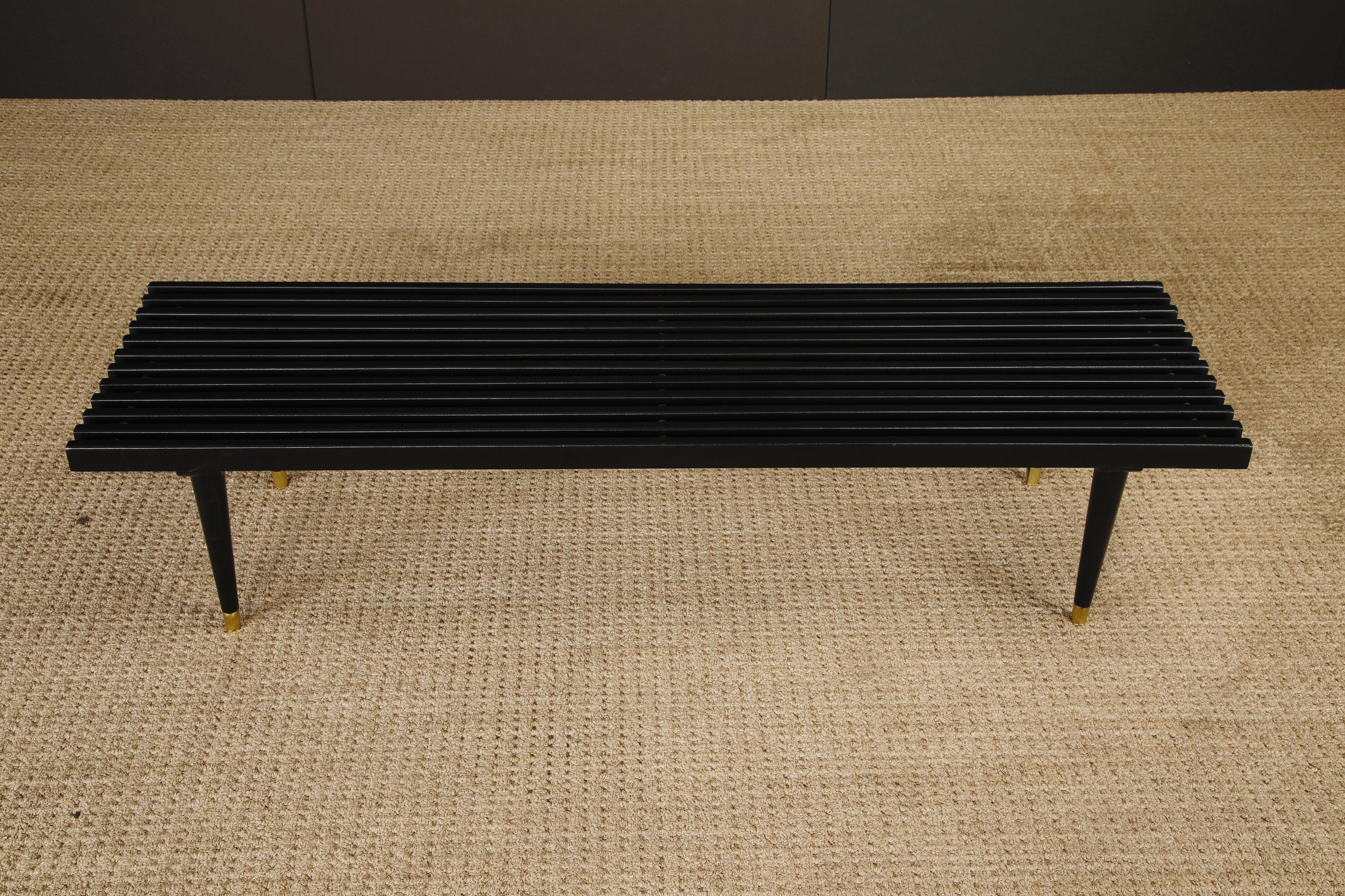 Banco o mesa de listones de madera modernos de mediados de siglo con sable de latón, acabado, años 60 Estadounidense en venta