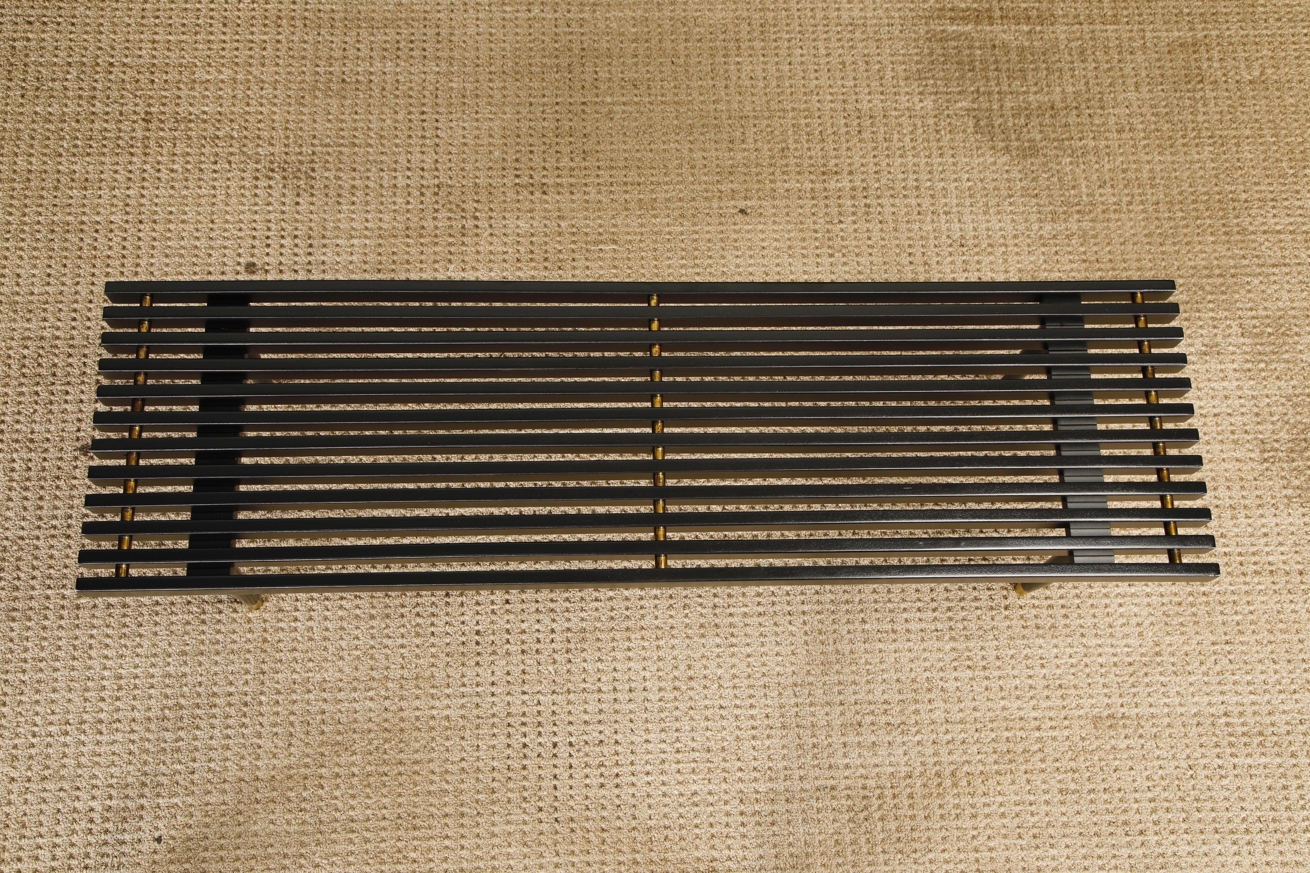 Banco o mesa de listones de madera modernos de mediados de siglo con sable de latón, acabado, años 60 en Excelente estado para la venta en Los Angeles, CA