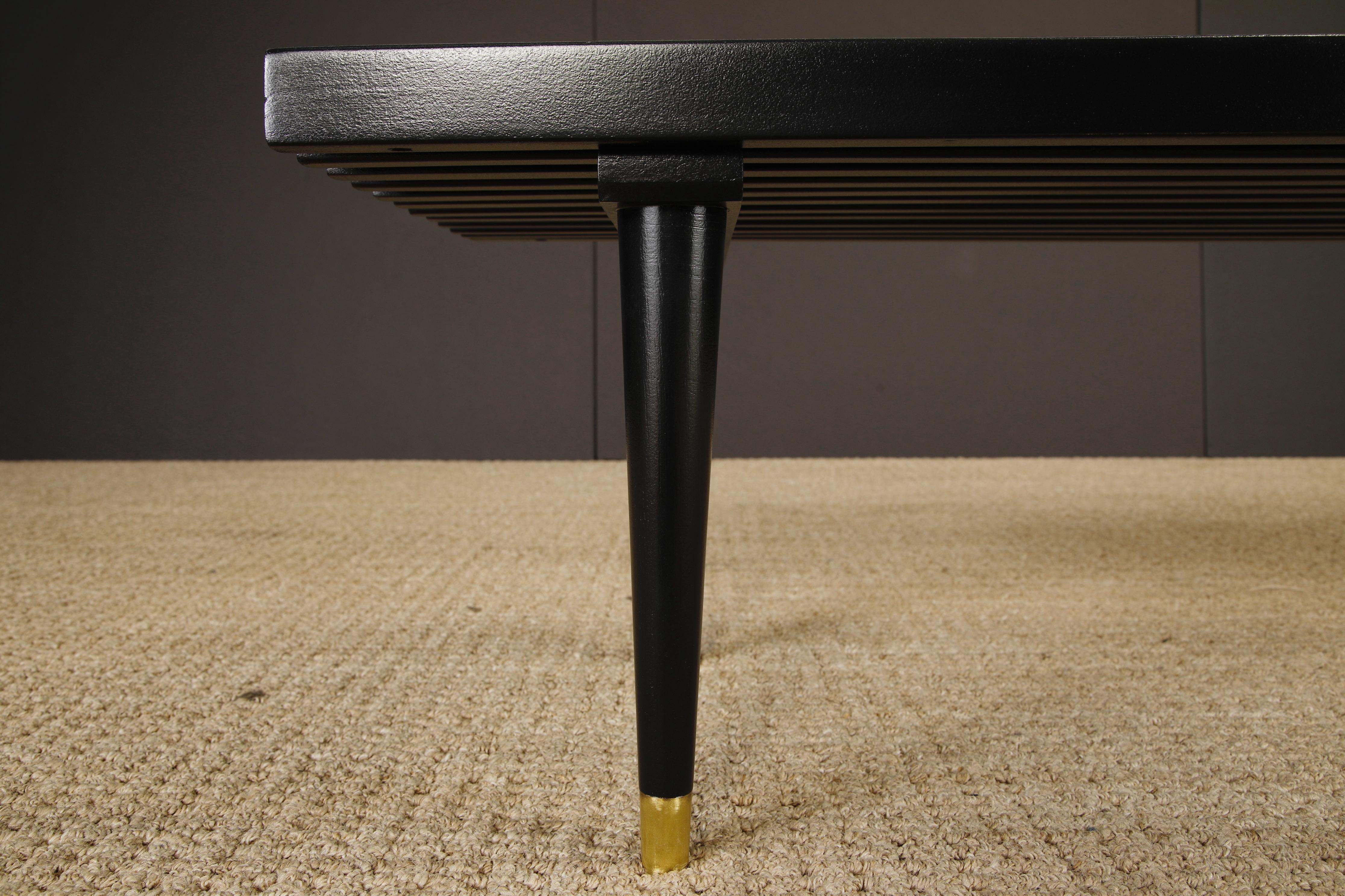 Banco o mesa de listones de madera modernos de mediados de siglo con sable de latón, acabado, años 60 mediados del siglo XX en venta