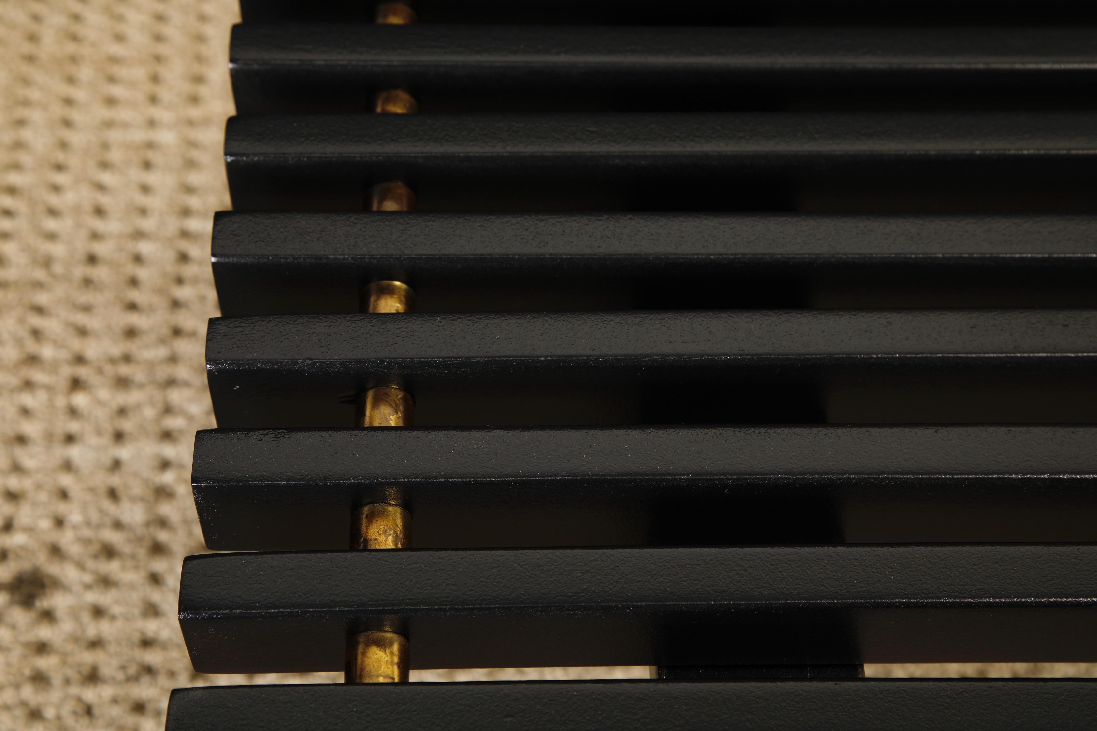 Banco o mesa de listones de madera modernos de mediados de siglo con sable de latón, acabado, años 60 Latón en venta