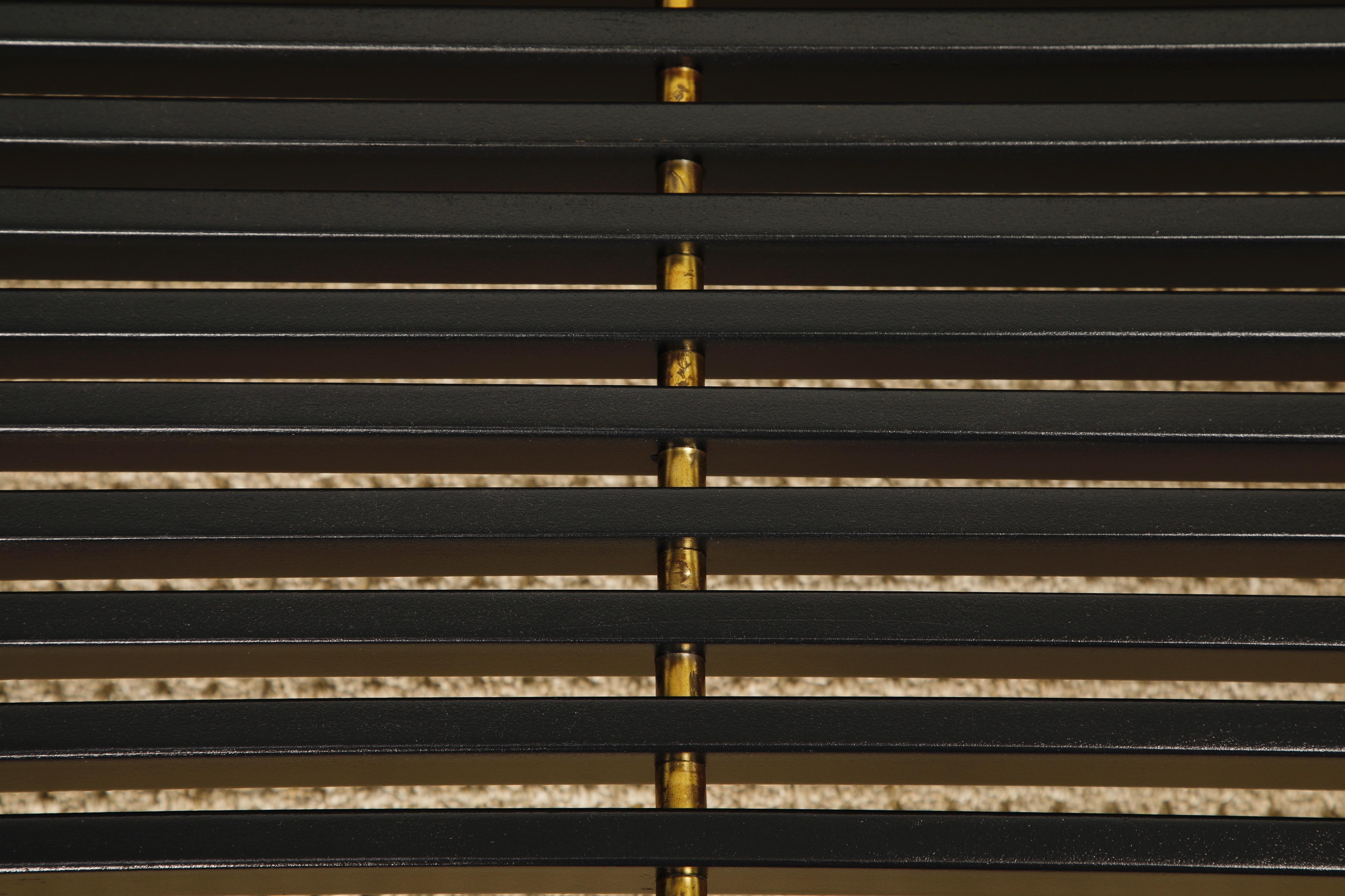 Banco o mesa de listones de madera modernos de mediados de siglo con sable de latón, acabado, años 60 en venta 1