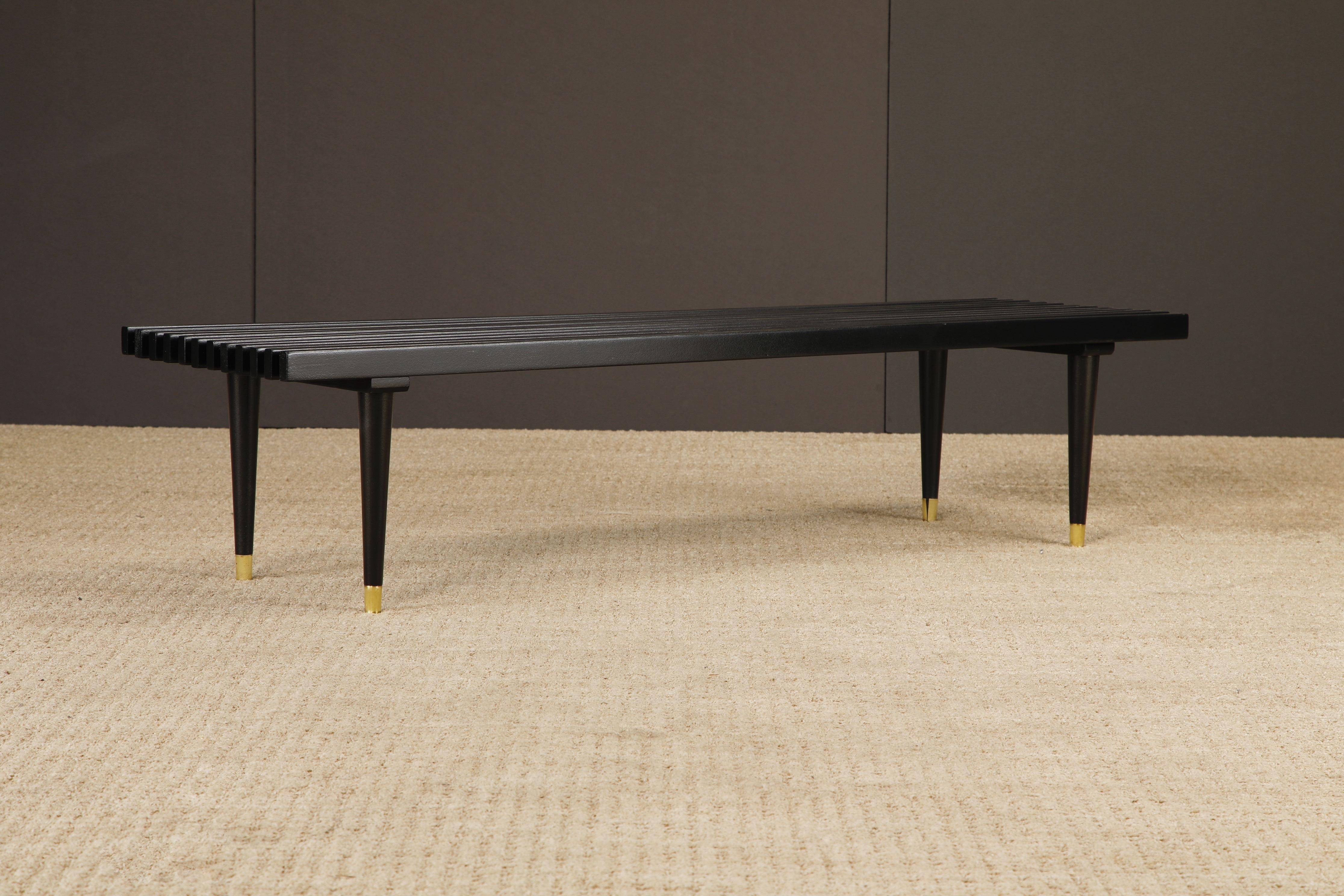 Banco o mesa de listones de madera modernos de mediados de siglo con sable de latón, acabado, años 60 en venta 2