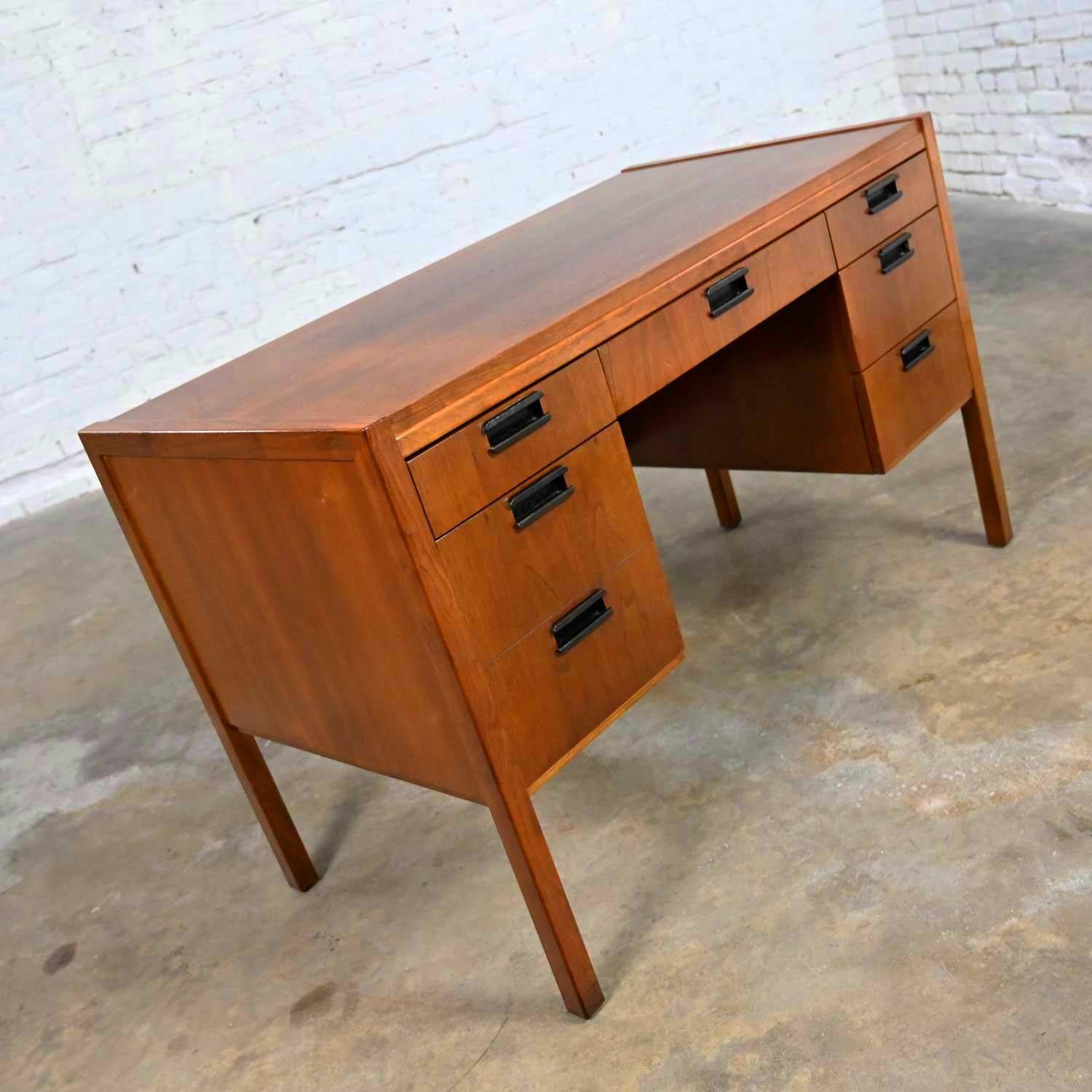 Mid-Century Modern Sligh Lowry Petite Walnut Veneer 6 Drawer Desk Cane Front In Good Condition In Topeka, KS
