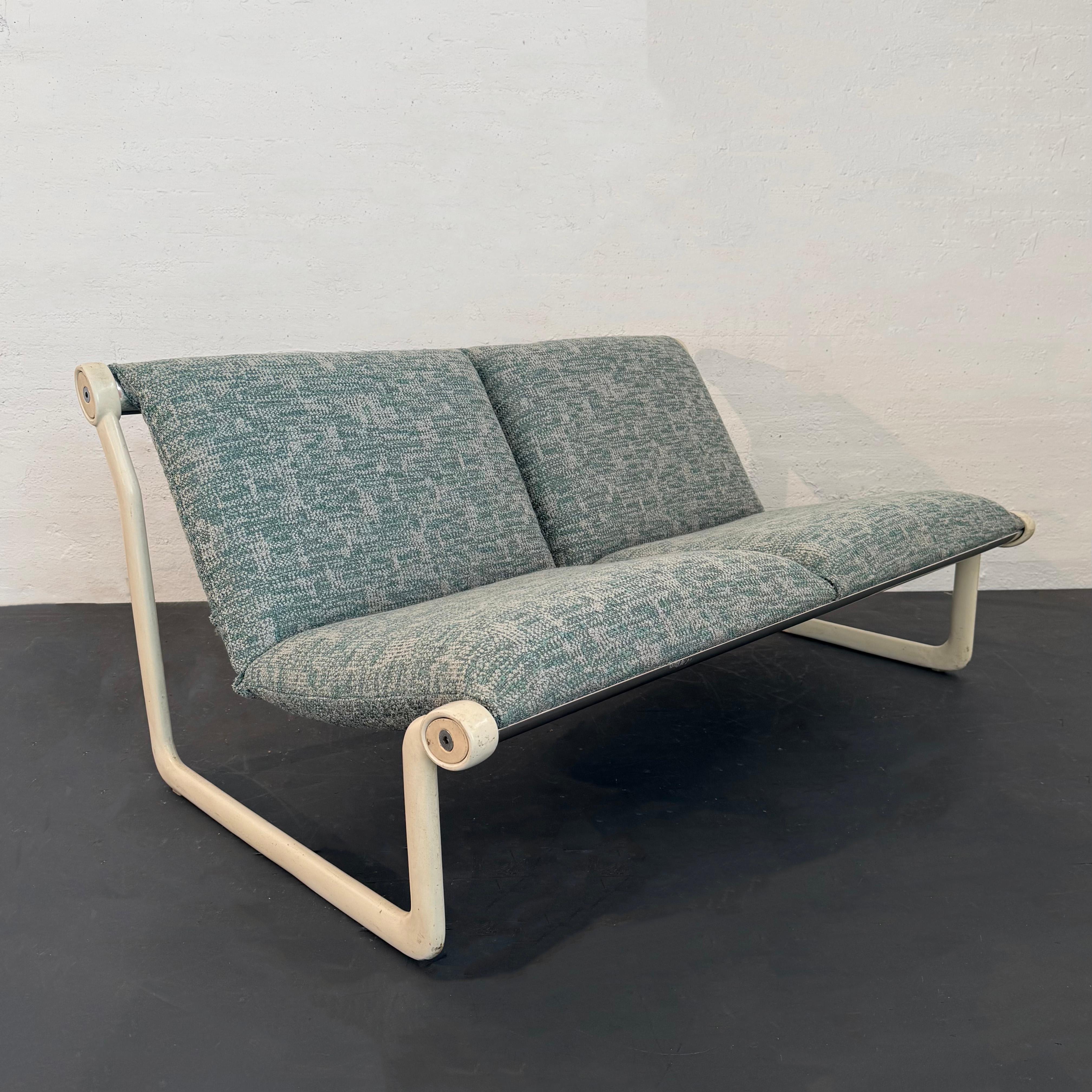 Este icónico sofá/loveseat moderno de mediados de siglo fue diseñado por Bruce Hannah y Andrew Morrison para Knoll en 1971. Presenta un sólido armazón de acero con recubrimiento de polvo blanco, con una ligera pátina de envejecimiento evidente. El