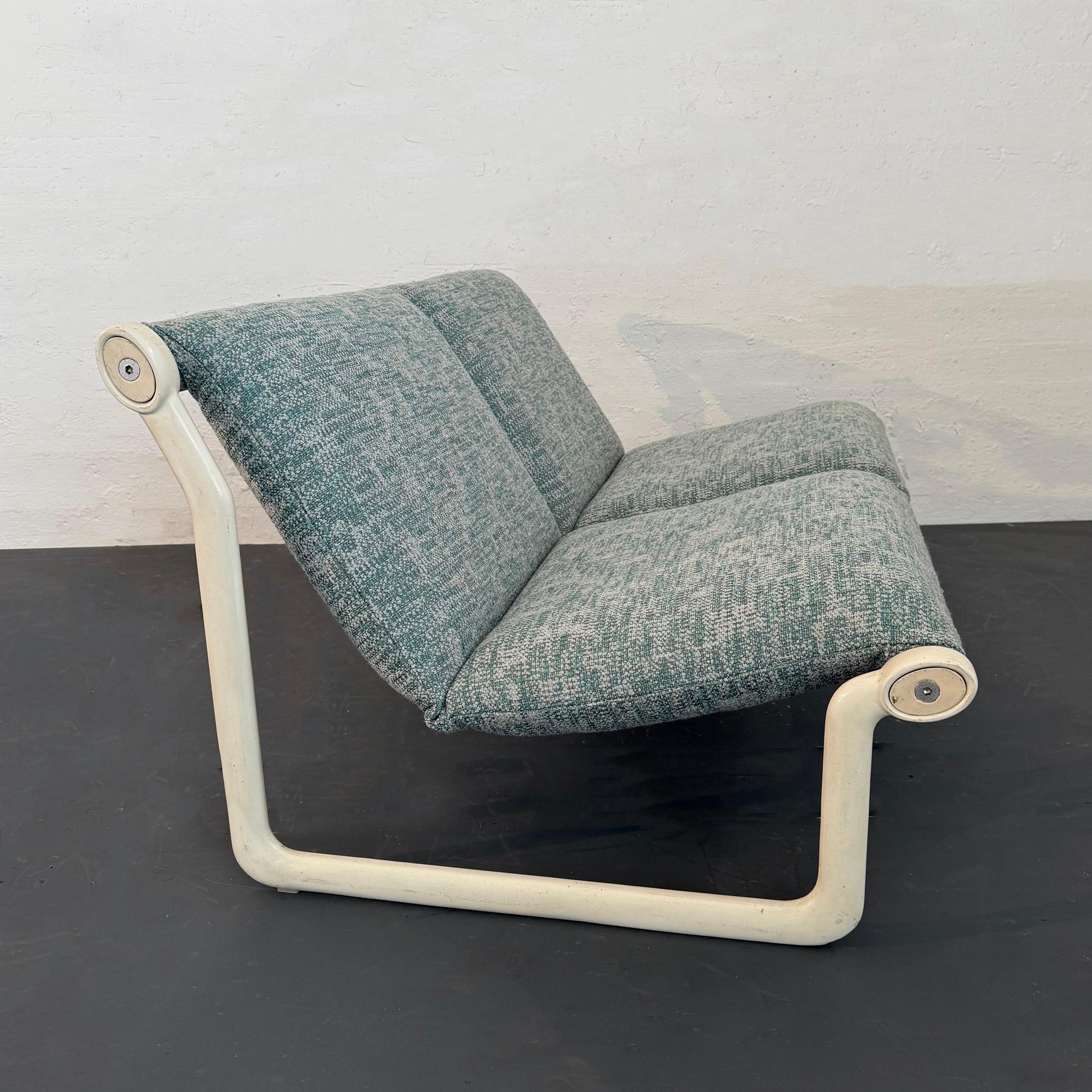 Sofá Loveseat Sling Moderno de Mitad de Siglo Por Hannah Morrison Para Knoll en Bueno estado para la venta en Brooklyn, NY