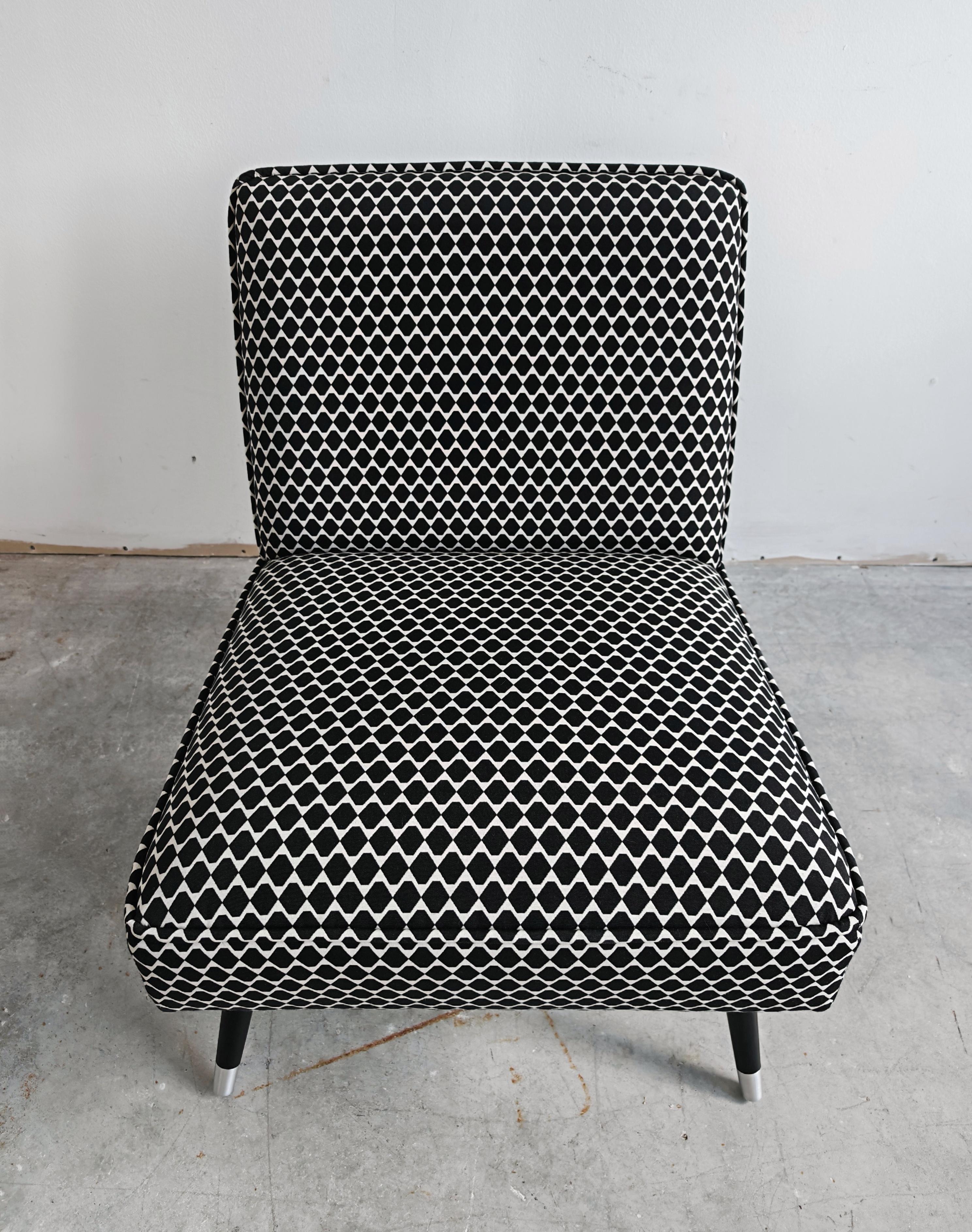 In questa inserzione troverai una sedia a pantofola del Mid Century Modern molto elegante e attraente in tessuto geometrico bianco e nero di cotone. La sedia è caratterizzata da linee semplici e minimaliste e per questo è perfetta come dettaglio in