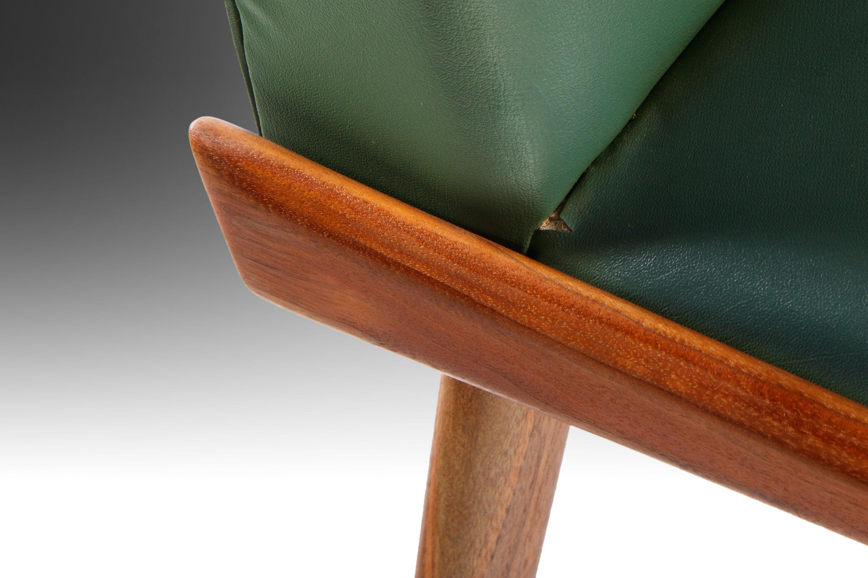 MCM Slipper Chair in Walnut & Original Green Fabric by Kroehler, USA, c. 1960's For Sale 3