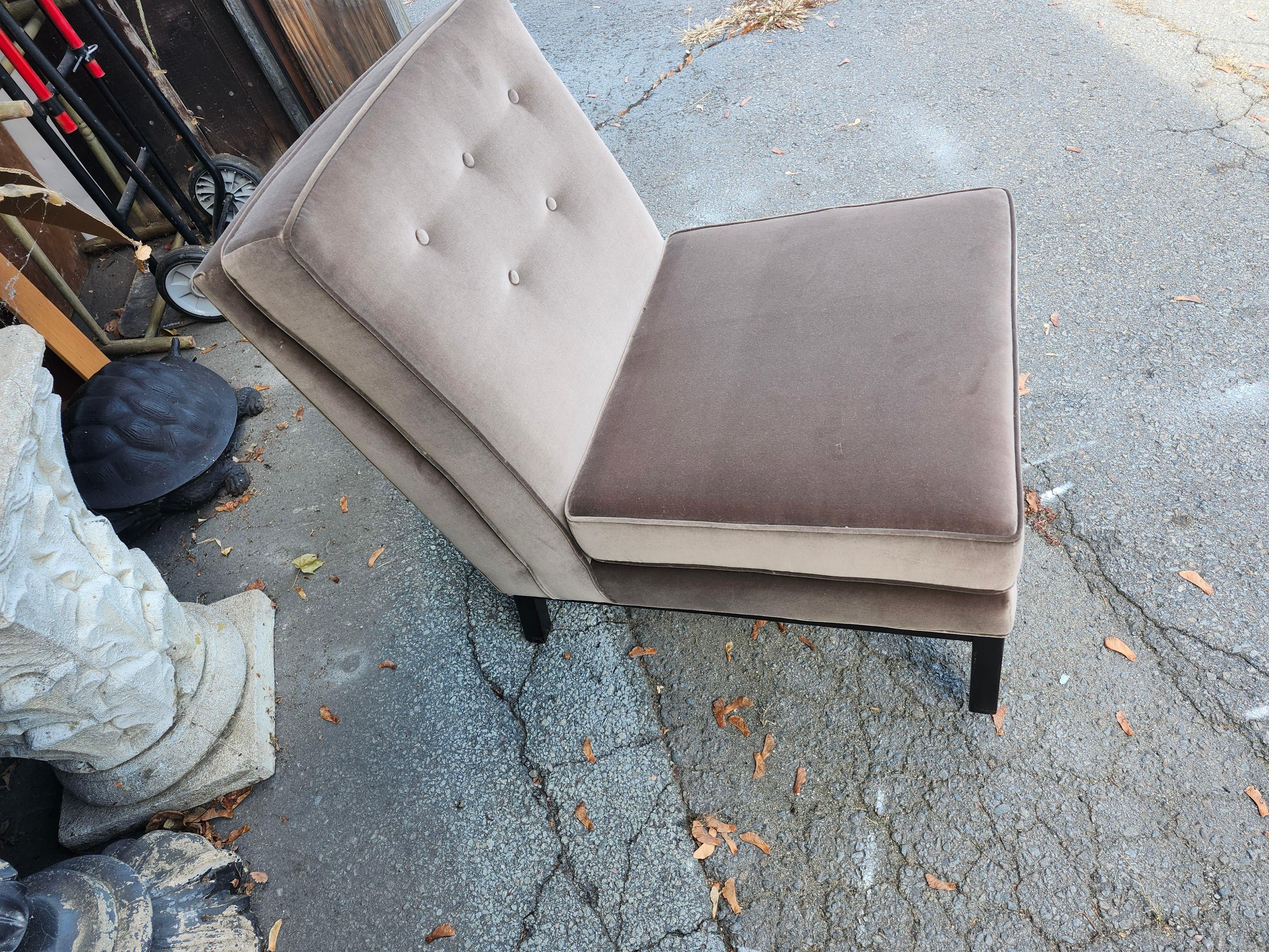 Silla Slipper Moderna de Mitad de Siglo con Otomana estilo de Robsjohn Gibbons en venta 2