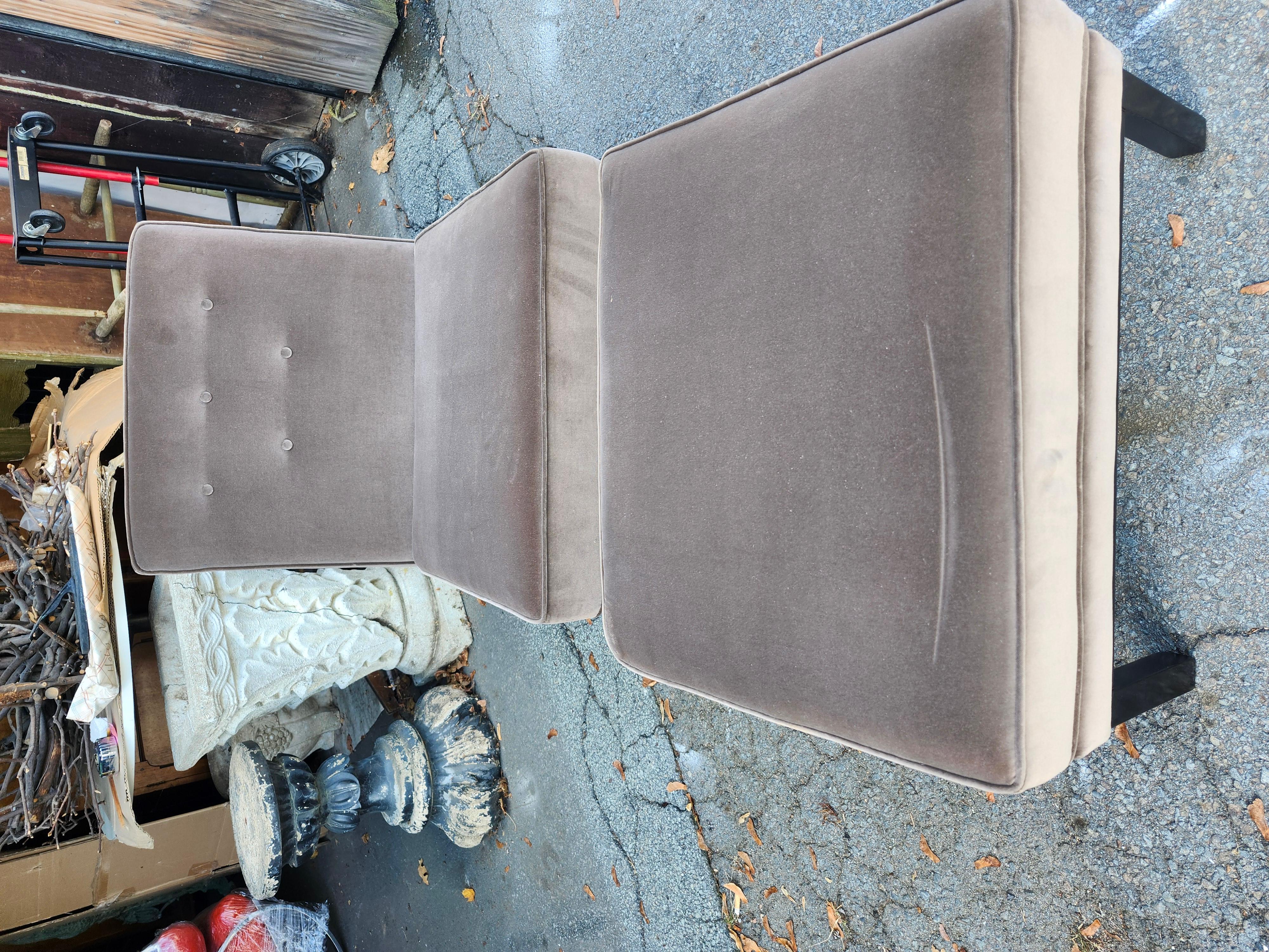 Silla Slipper Moderna de Mitad de Siglo con Otomana estilo de Robsjohn Gibbons en venta 3