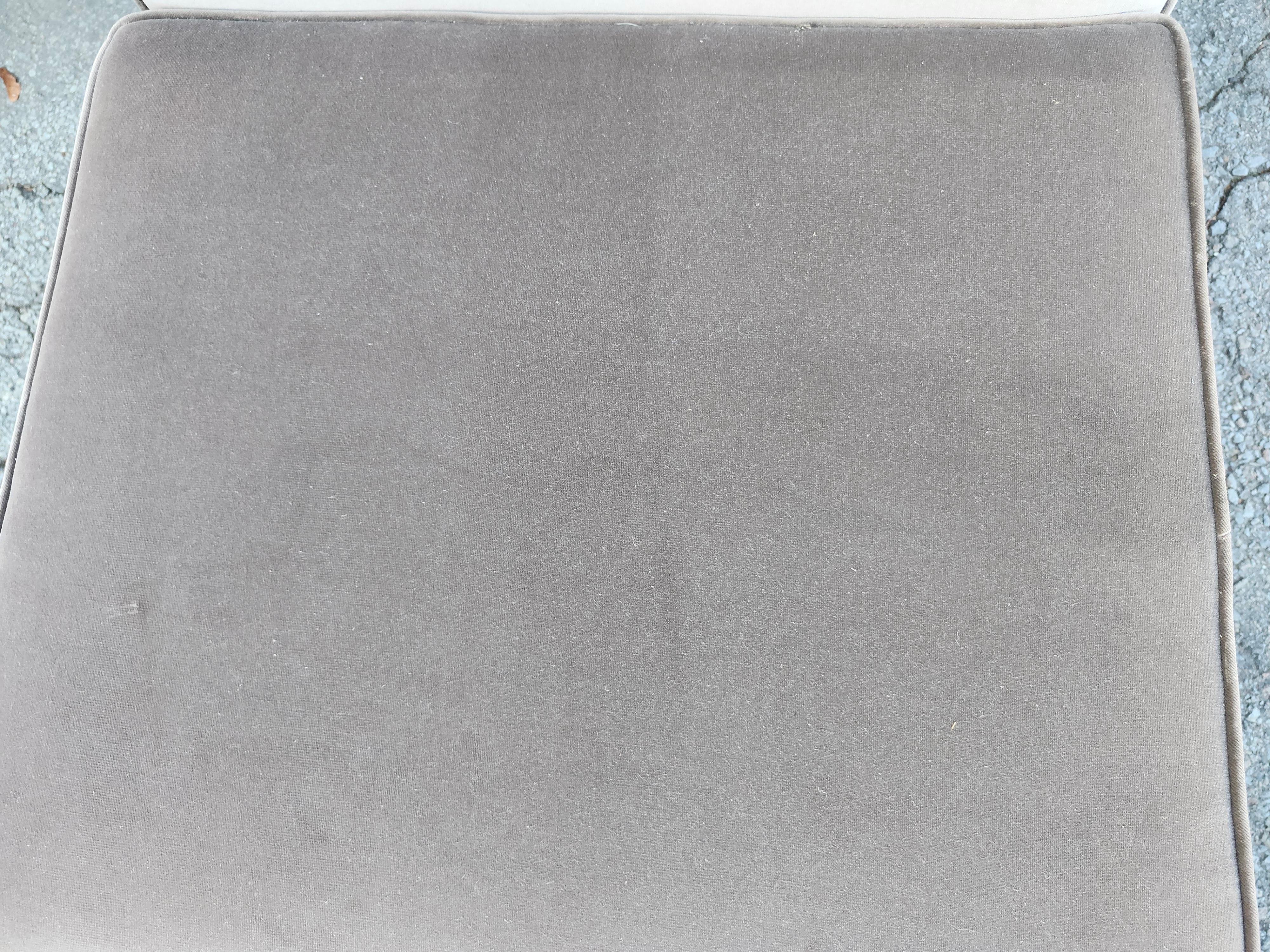 Silla Slipper Moderna de Mitad de Siglo con Otomana estilo de Robsjohn Gibbons en venta 4