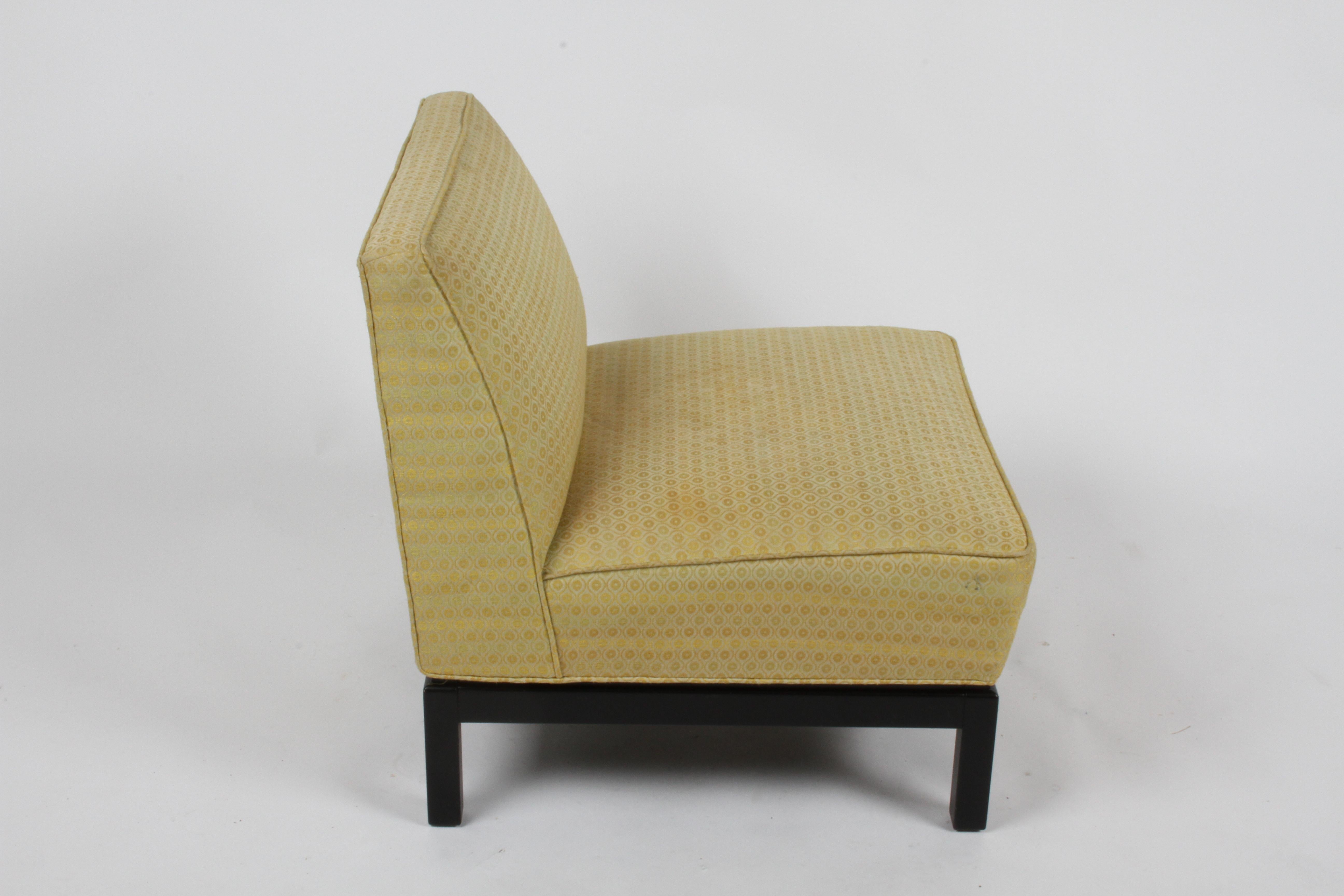 Mid-Century Modern-Sessel ohne Armlehne mit Ebenholzsockeln, bis zu 3 verfügbar im Angebot 1