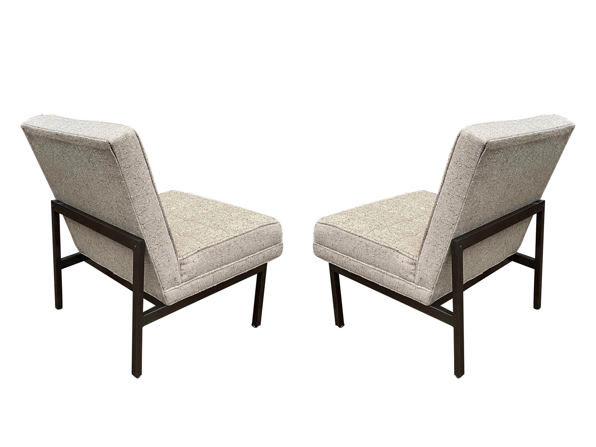 Chaises longues pantoufles modernes du milieu du siècle dernier en tweed gris avec cadres en bronze en vente 4