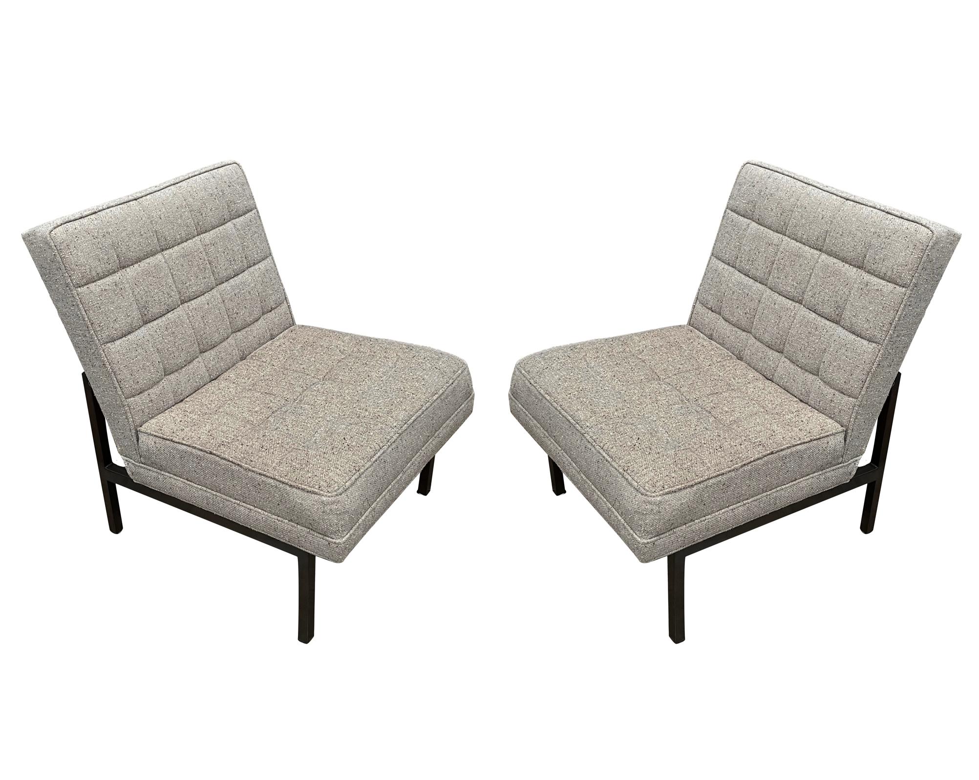 Chaises longues pantoufles modernes du milieu du siècle dernier en tweed gris avec cadres en bronze Bon état - En vente à Philadelphia, PA