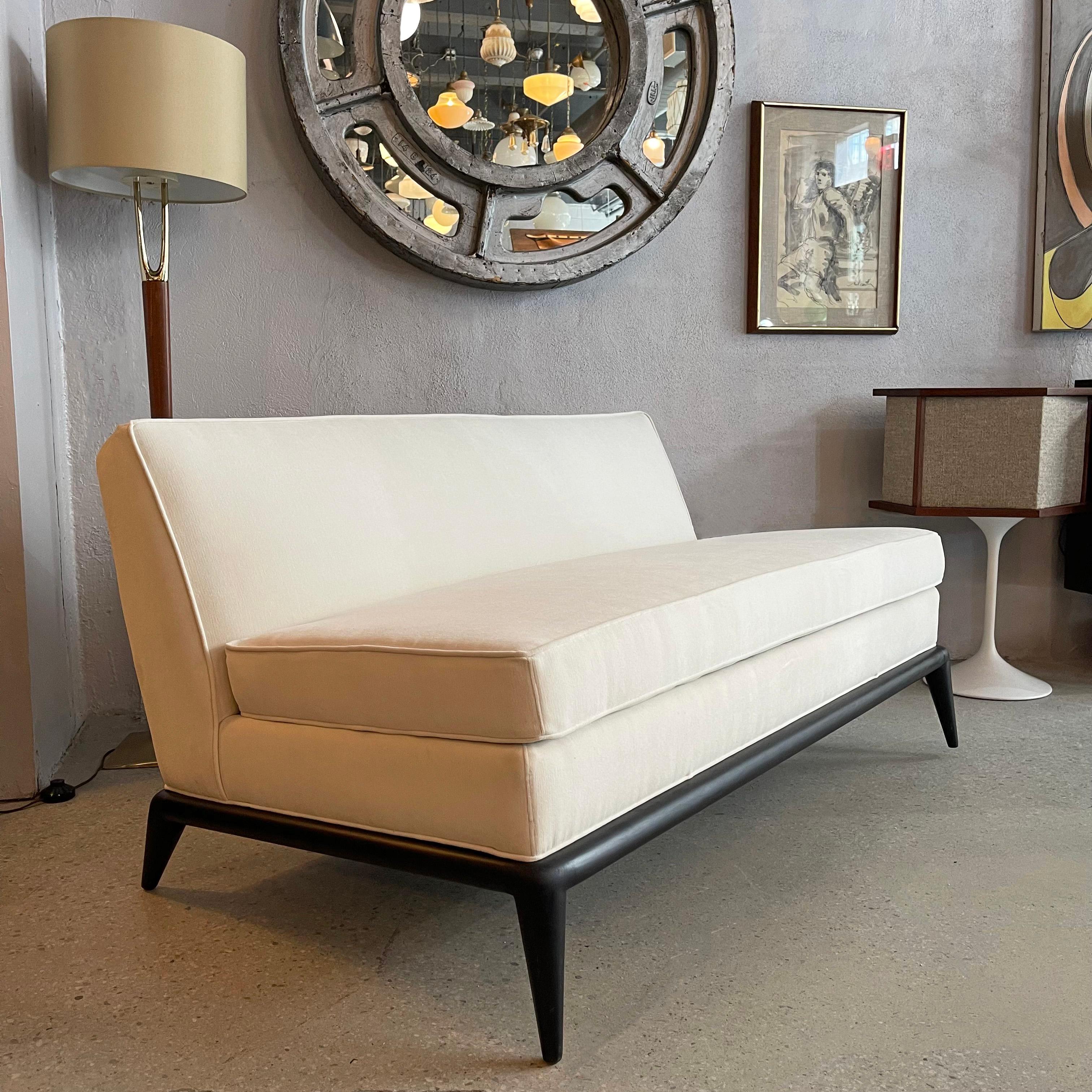 Divano a pantofola, moderno e di metà secolo, progettato dall'architetto e designer di mobili britannico T.H. Robsjohn-Gibbings per Wood Wood Company presenta una struttura in legno di noce laccato nero con eleganti gambe strombate, completate da un