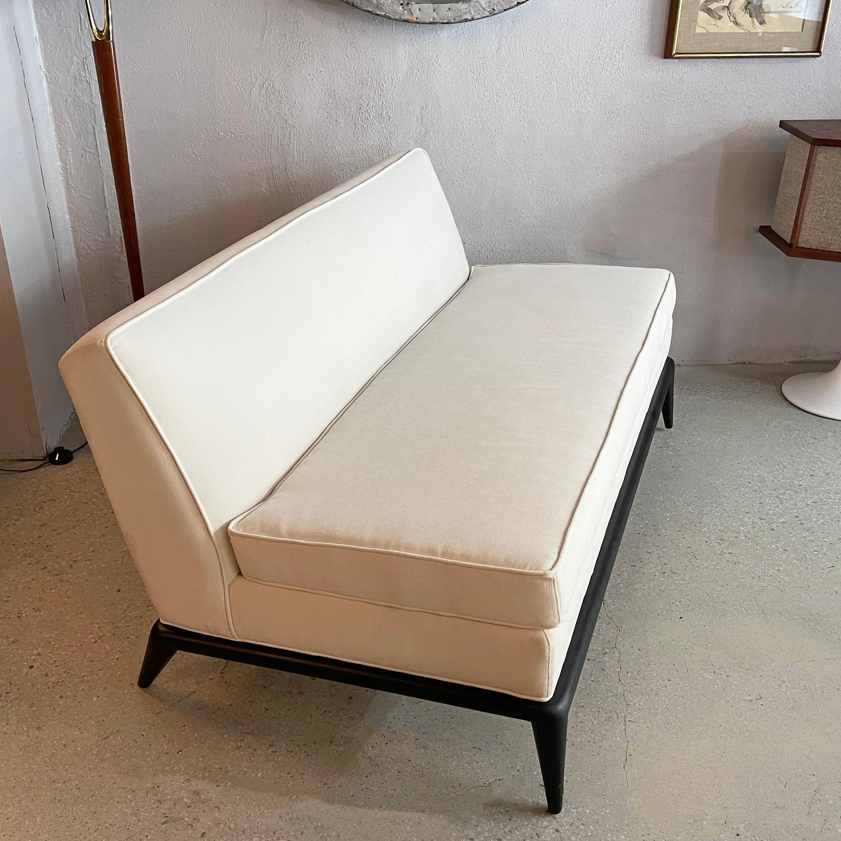 Ebanizzato Poltrona Slipper moderna di metà secolo di AT&T. Robsjohn-Gibbings in vendita