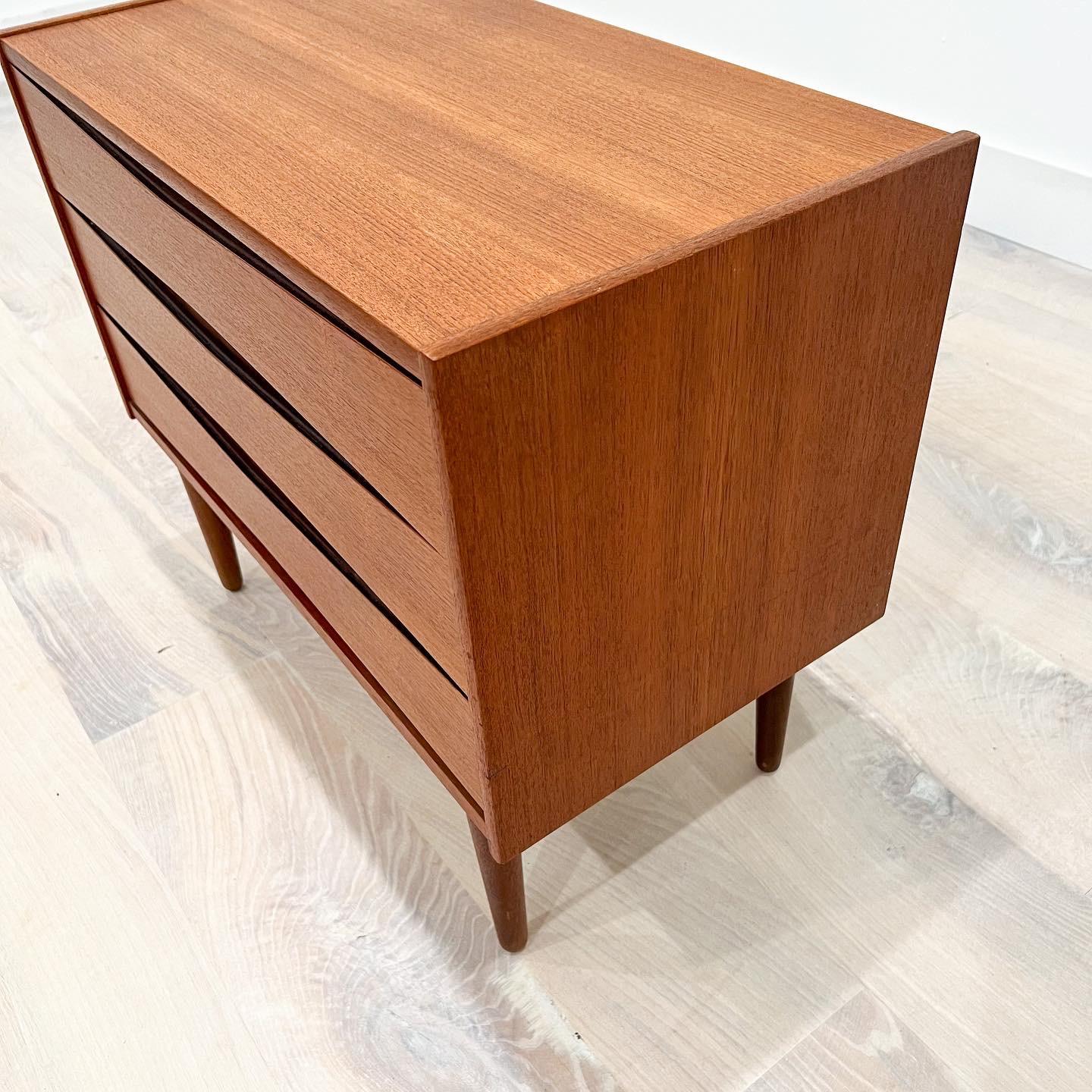 Mid-Century Modern Small Teak 3 Drawer Dresser w/ Sculpted Drawer Pulls In Good Condition In Asheville, NC