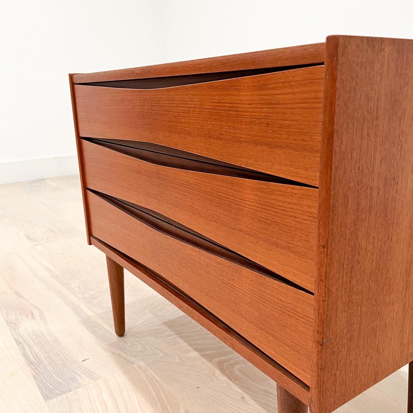 Mid-20th Century Mid-Century Modern Small Teak 3 Drawer Dresser w/ Sculpted Drawer Pulls