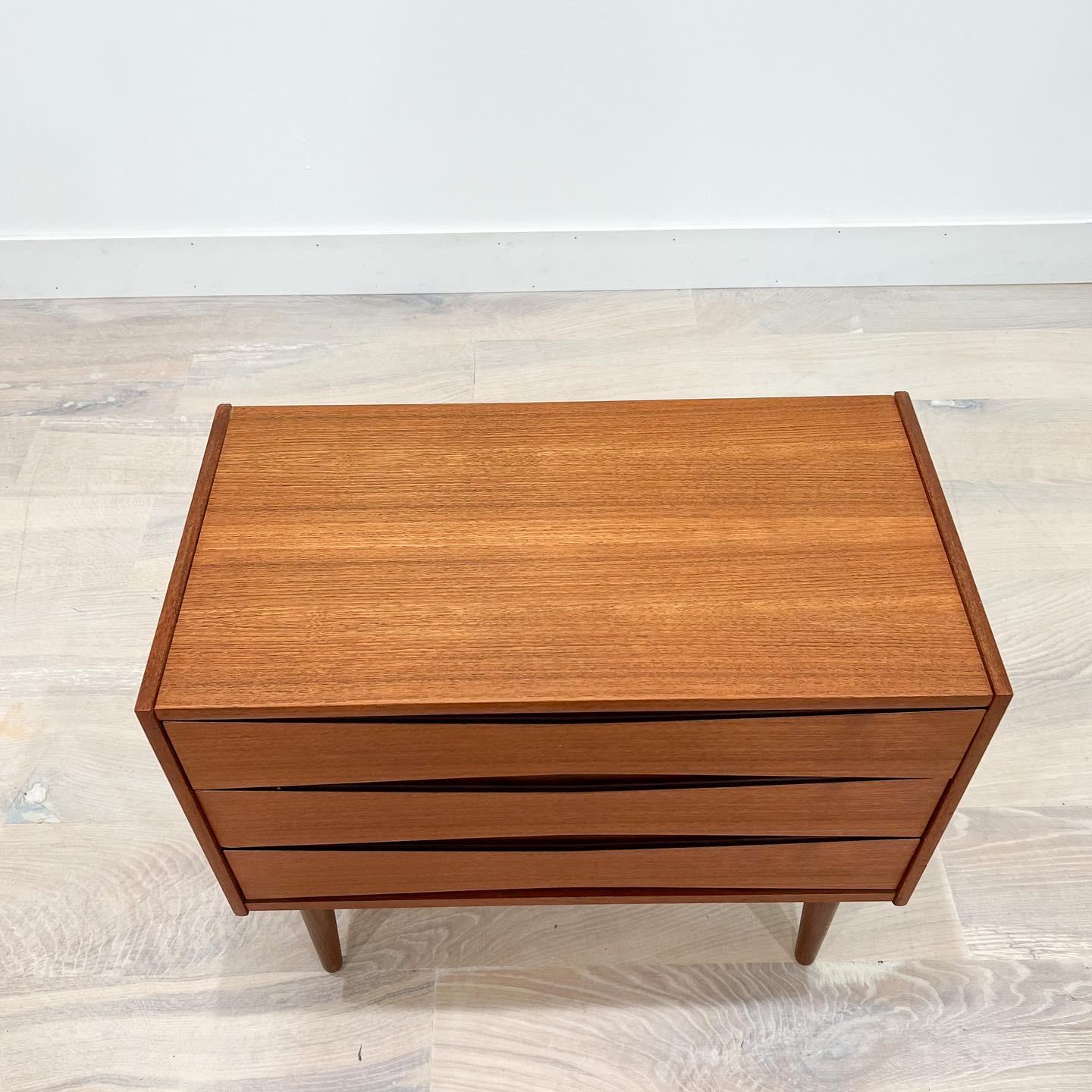 Mid-Century Modern Small Teak 3 Drawer Dresser w/ Sculpted Drawer Pulls 2