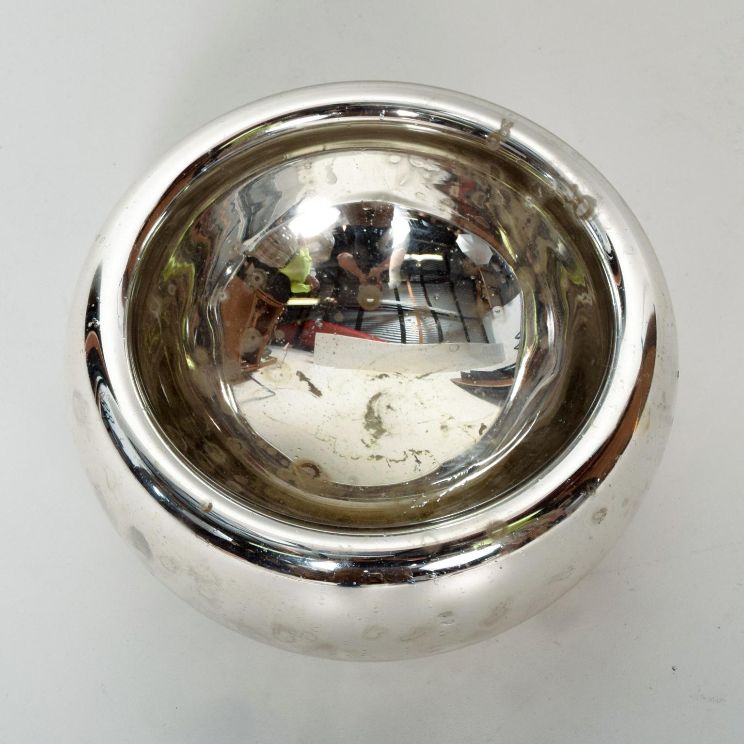 For your liking: Mid Century Modern Small Glass Mercury Bowl in Silver.
Ref: ACCGM1202194
Original unrestored vintage condition.
Dimensions are: 4