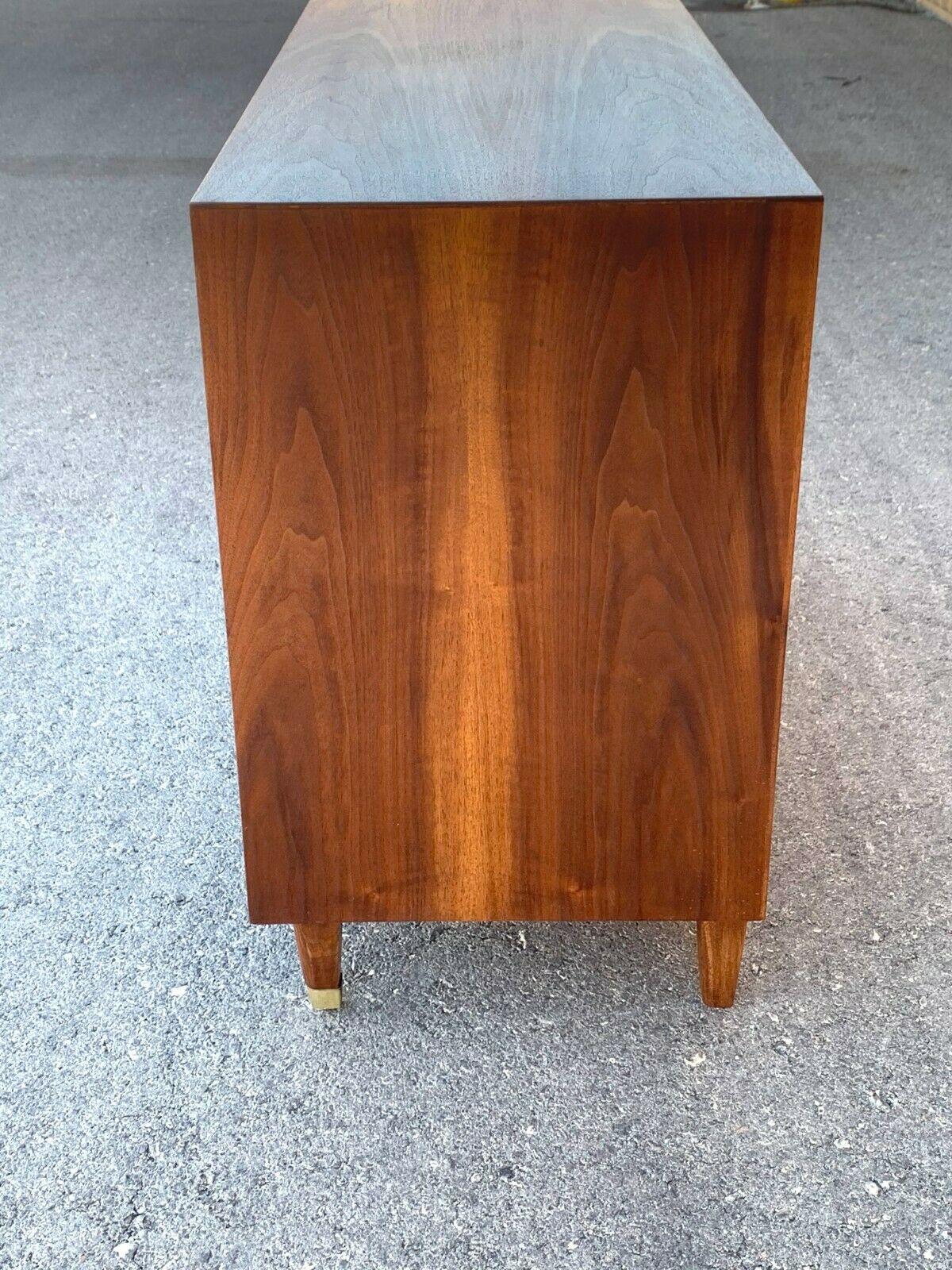 North American Mid-Century Modern Small Kroehler MCM Walnut Credenza / Buffet / Media Console