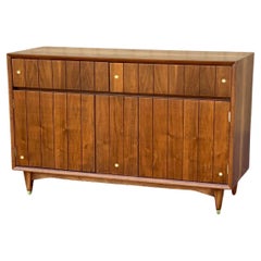 Retro Mid-Century Modern Small Kroehler MCM Walnut Credenza / Buffet / Media Console