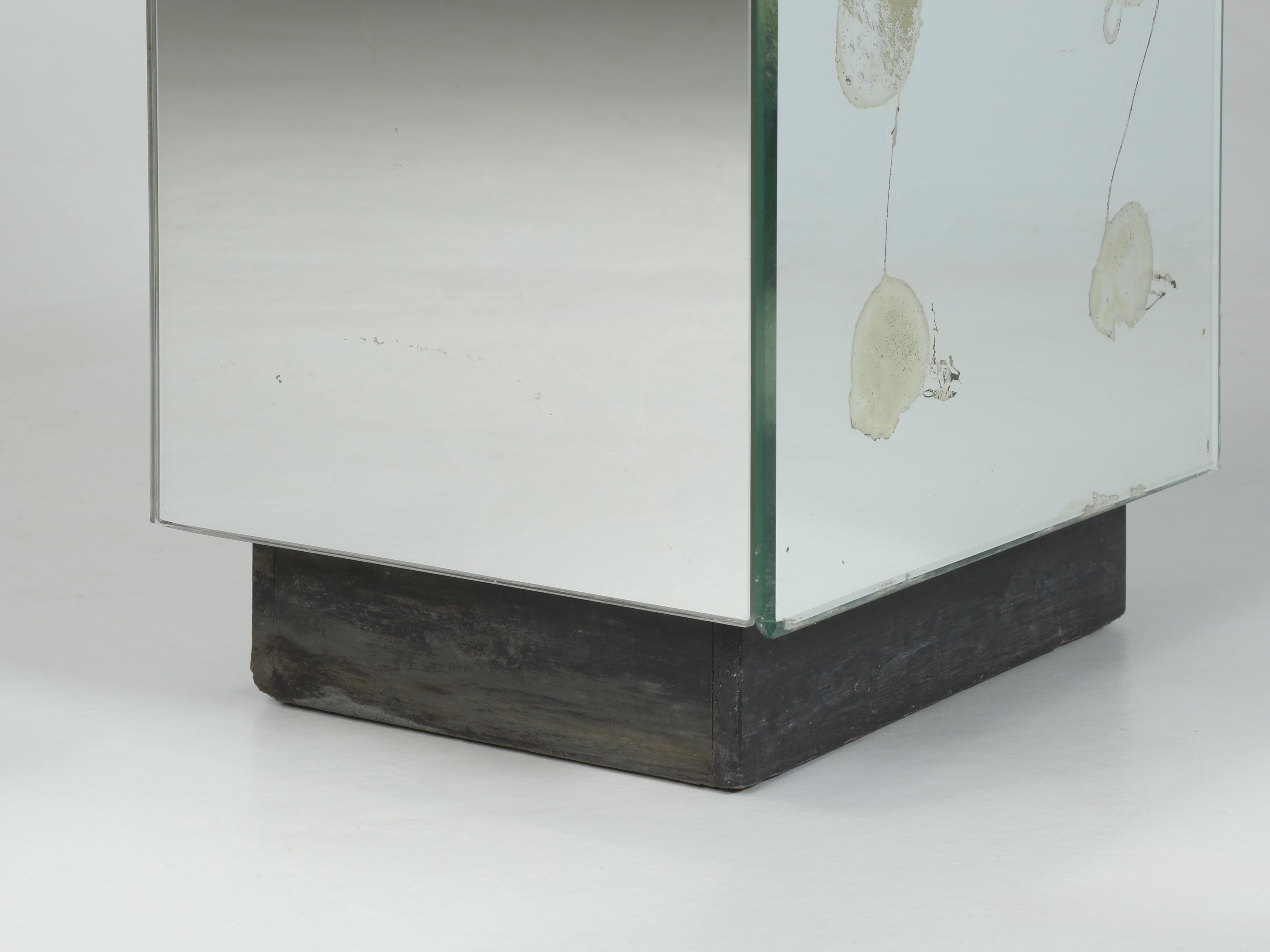The Moderns Modern Small Mirror Nightstand with Laundry Hamper Wonderful Patina (Petite table de nuit avec miroir et panier à linge) en vente 7