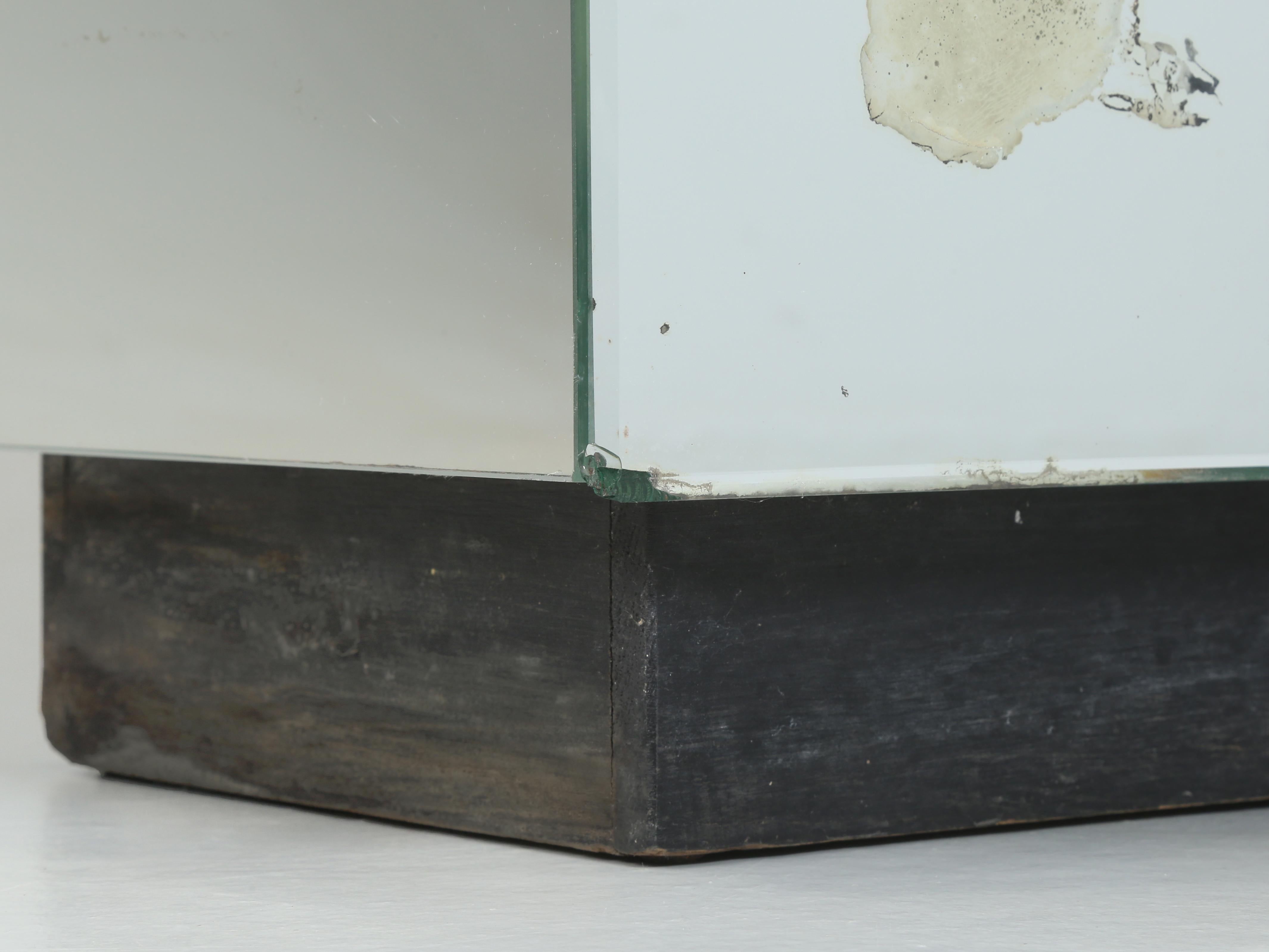 The Moderns Modern Small Mirror Nightstand with Laundry Hamper Wonderful Patina (Petite table de nuit avec miroir et panier à linge) en vente 8