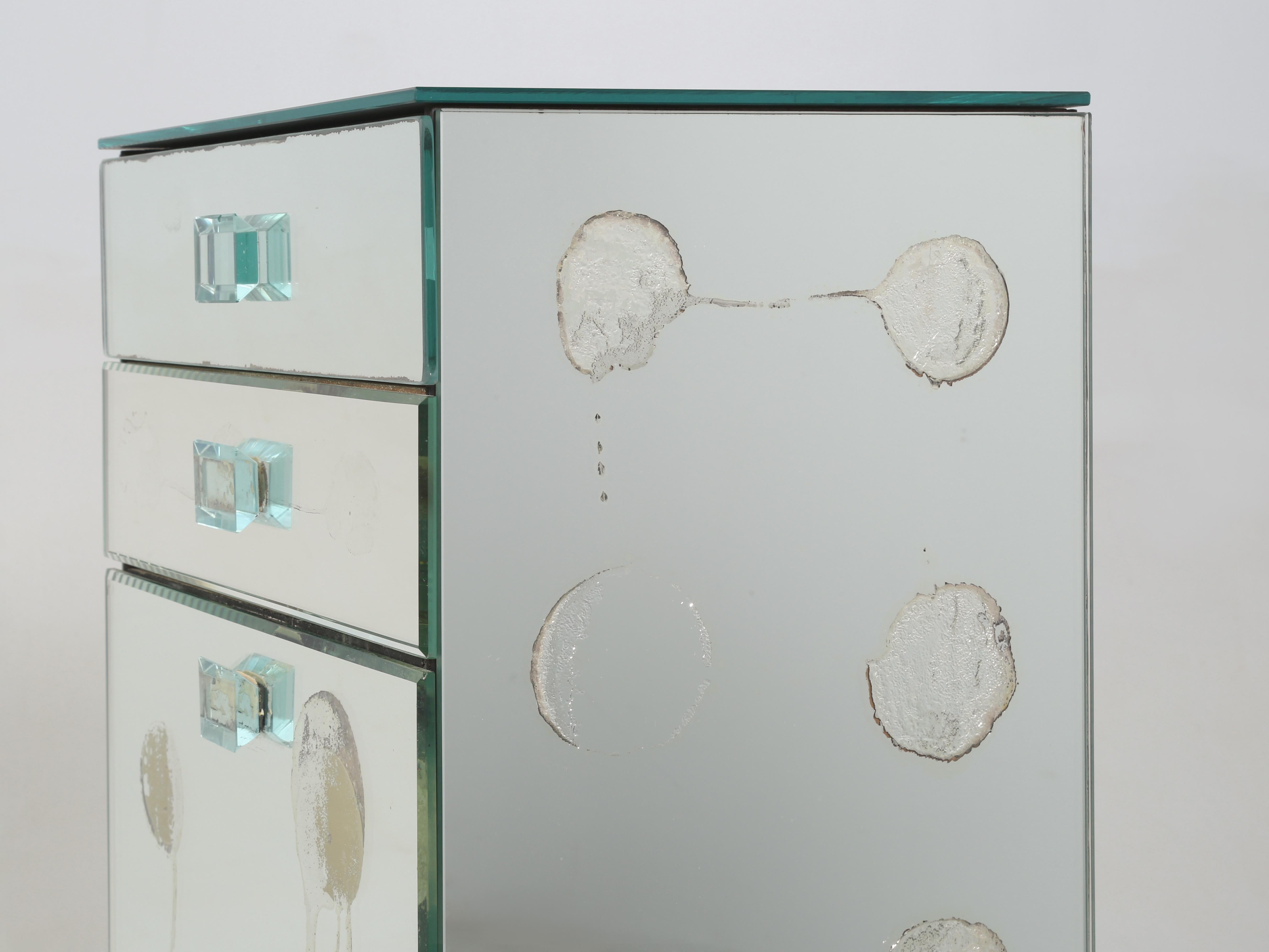 Mid-Century Modern The Moderns Modern Small Mirror Nightstand with Laundry Hamper Wonderful Patina (Petite table de nuit avec miroir et panier à linge) en vente