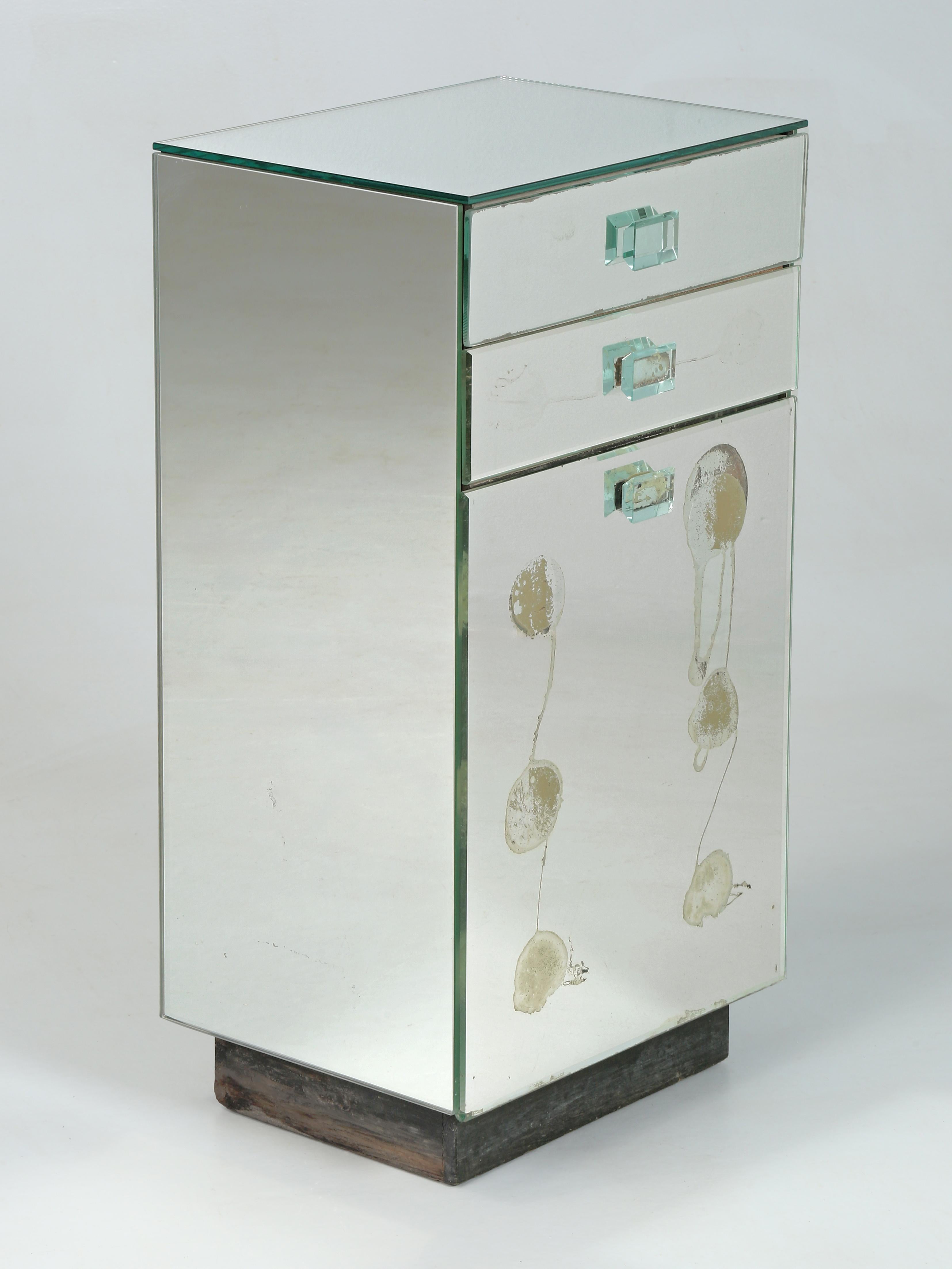 Américain The Moderns Modern Small Mirror Nightstand with Laundry Hamper Wonderful Patina (Petite table de nuit avec miroir et panier à linge) en vente