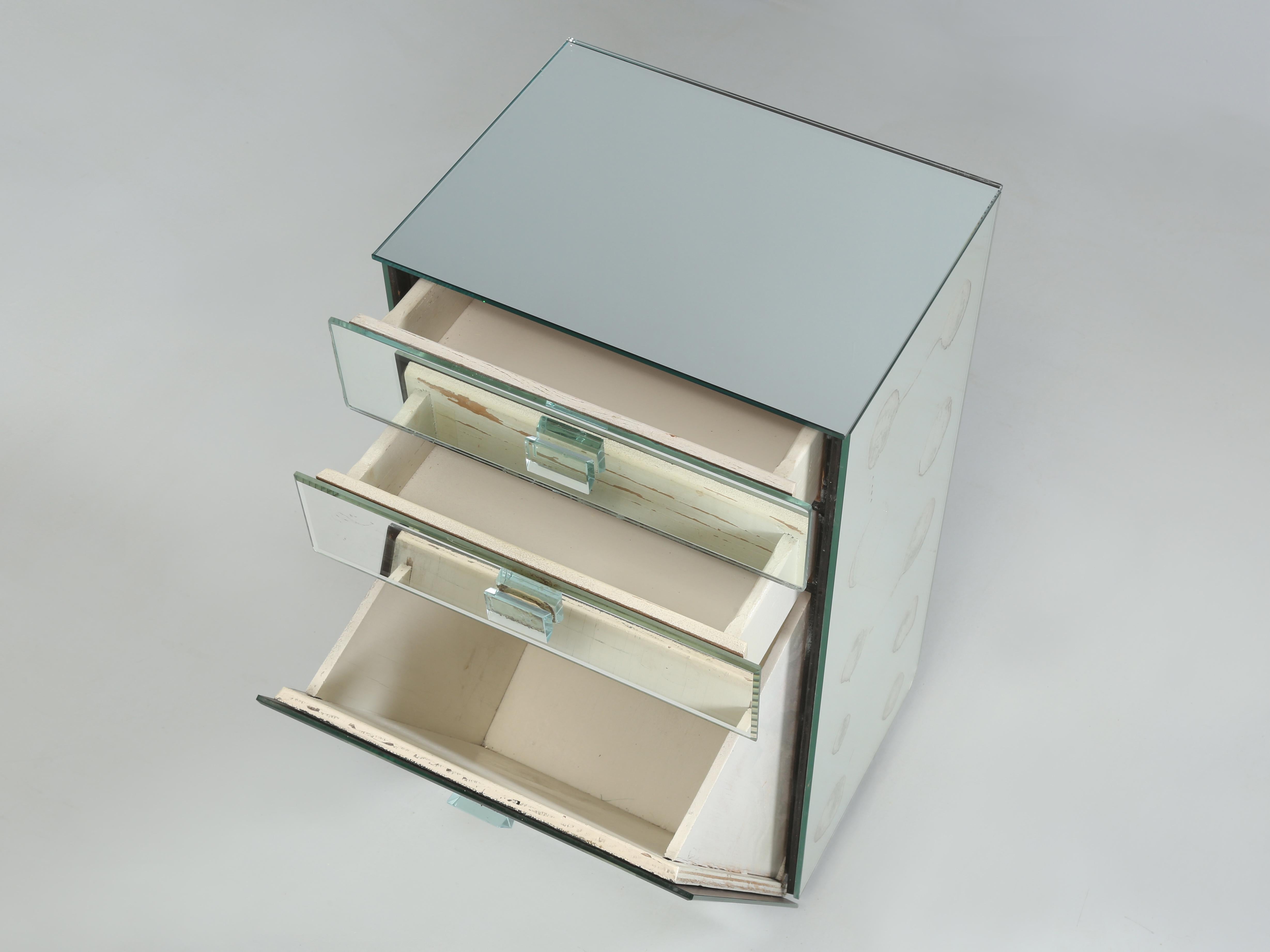 Vernissé The Moderns Modern Small Mirror Nightstand with Laundry Hamper Wonderful Patina (Petite table de nuit avec miroir et panier à linge) en vente