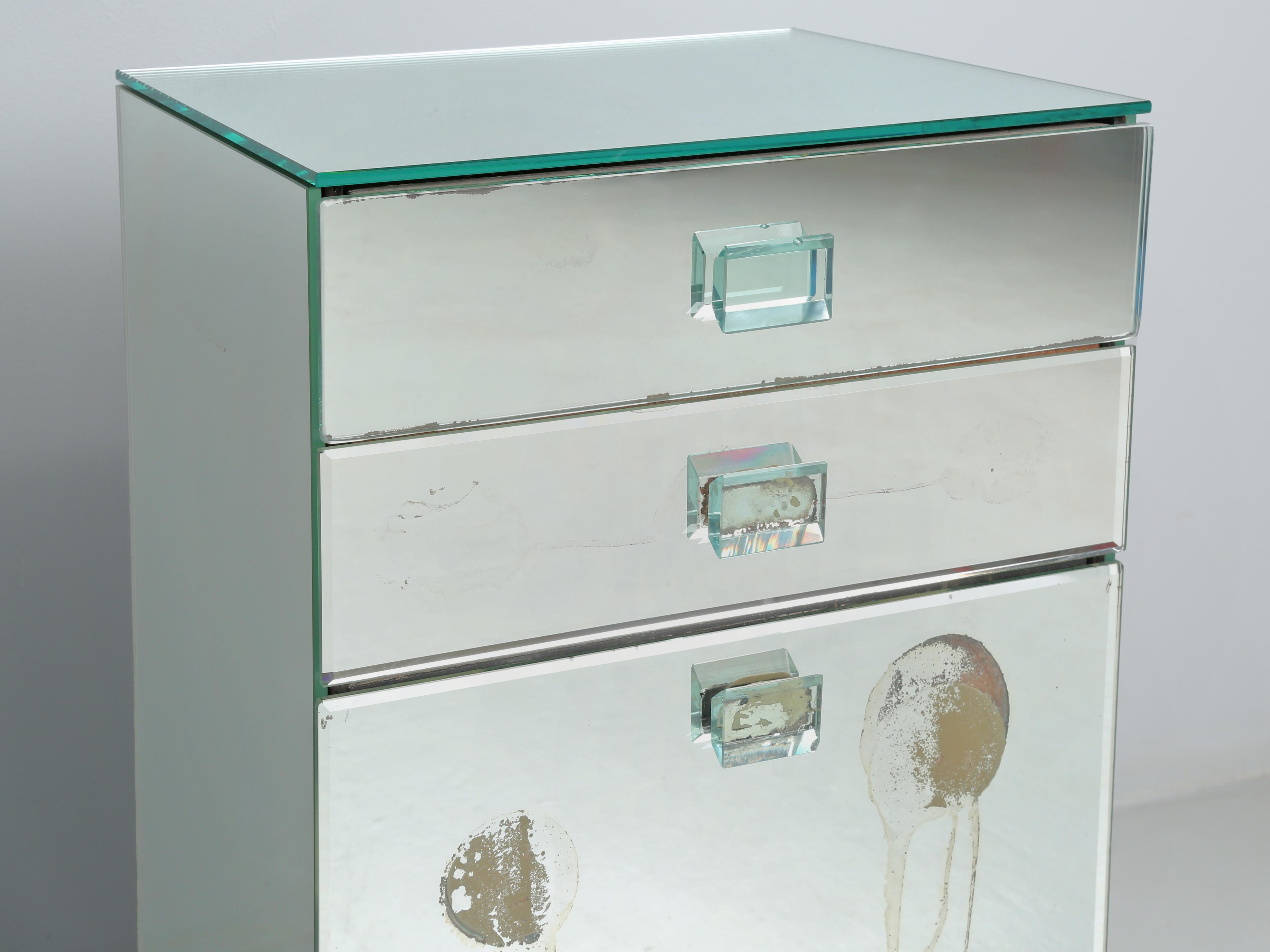 The Moderns Modern Small Mirror Nightstand with Laundry Hamper Wonderful Patina (Petite table de nuit avec miroir et panier à linge) Bon état - En vente à Chicago, IL