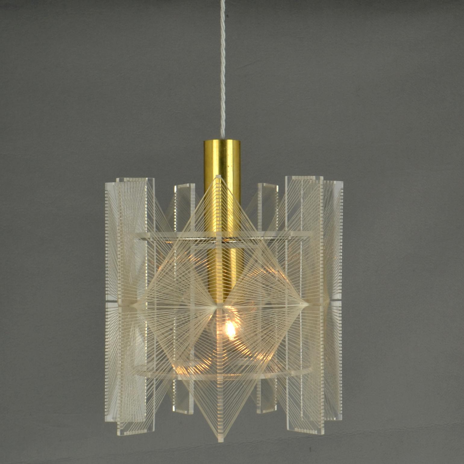 Mid Century Modern small Pendant Lamp in Clear Lucite, Wire and Brass For Sale 4