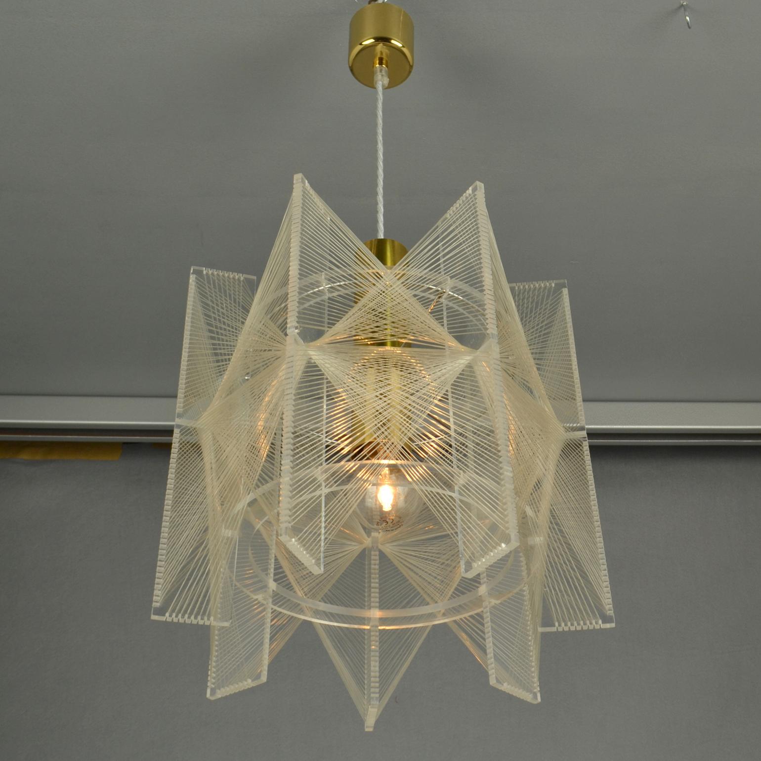 Mid Century Modern small Pendant Lamp in Clear Lucite, Wire and Brass For Sale 6