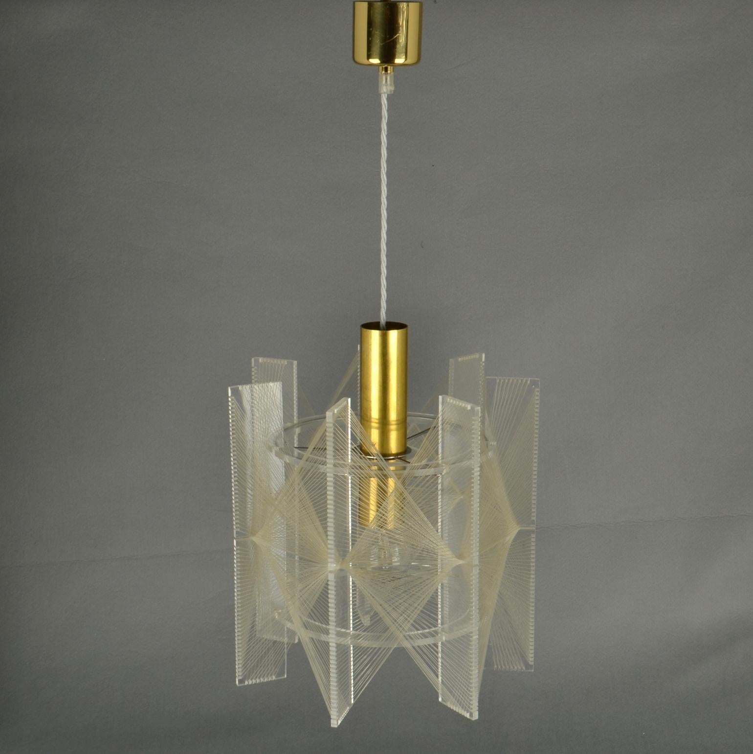 Mid Century Modern small Pendant Lamp in Clear Lucite, Wire and Brass For Sale 7
