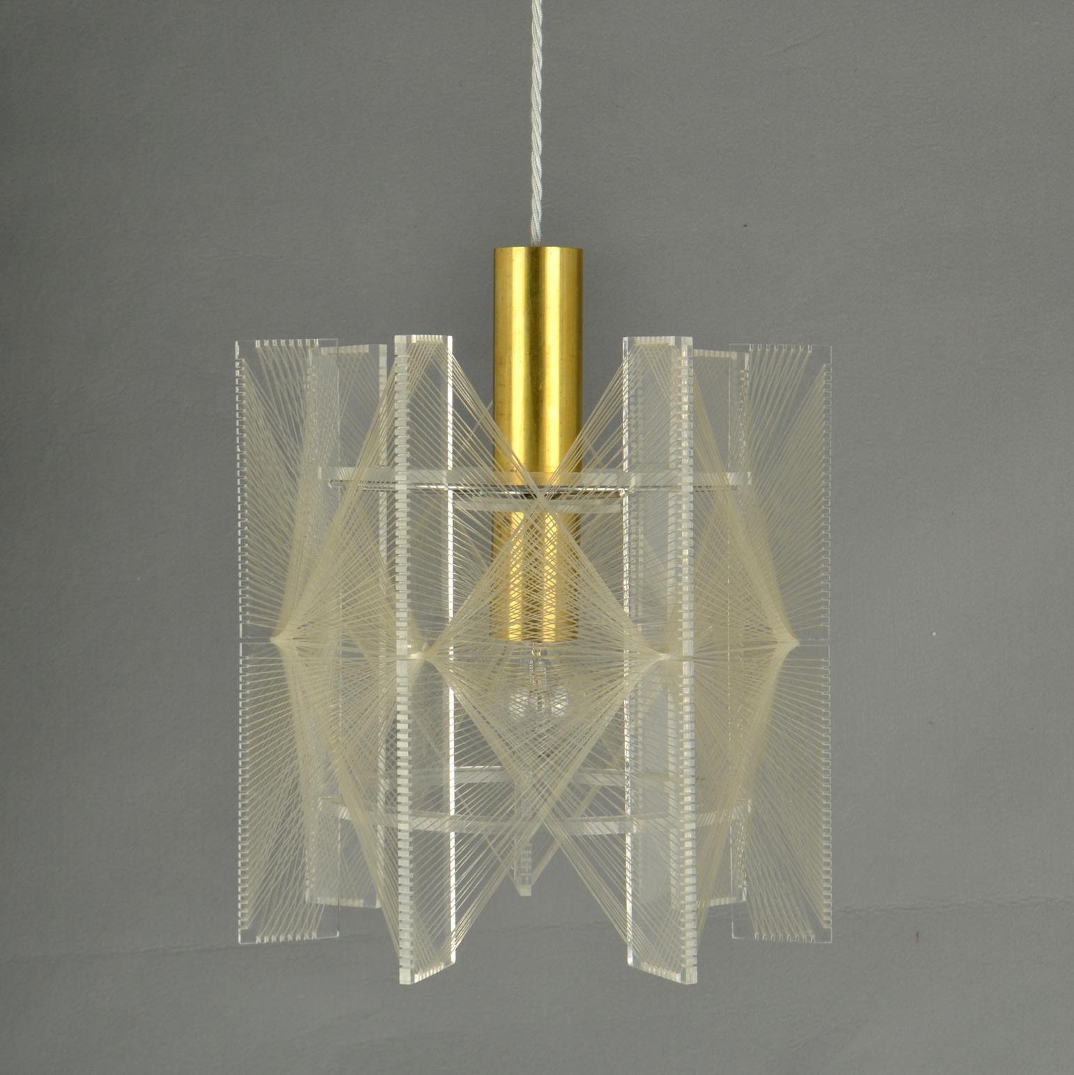 Mid Century Modern small Pendant Lamp in Clear Lucite, Wire and Brass For Sale 8