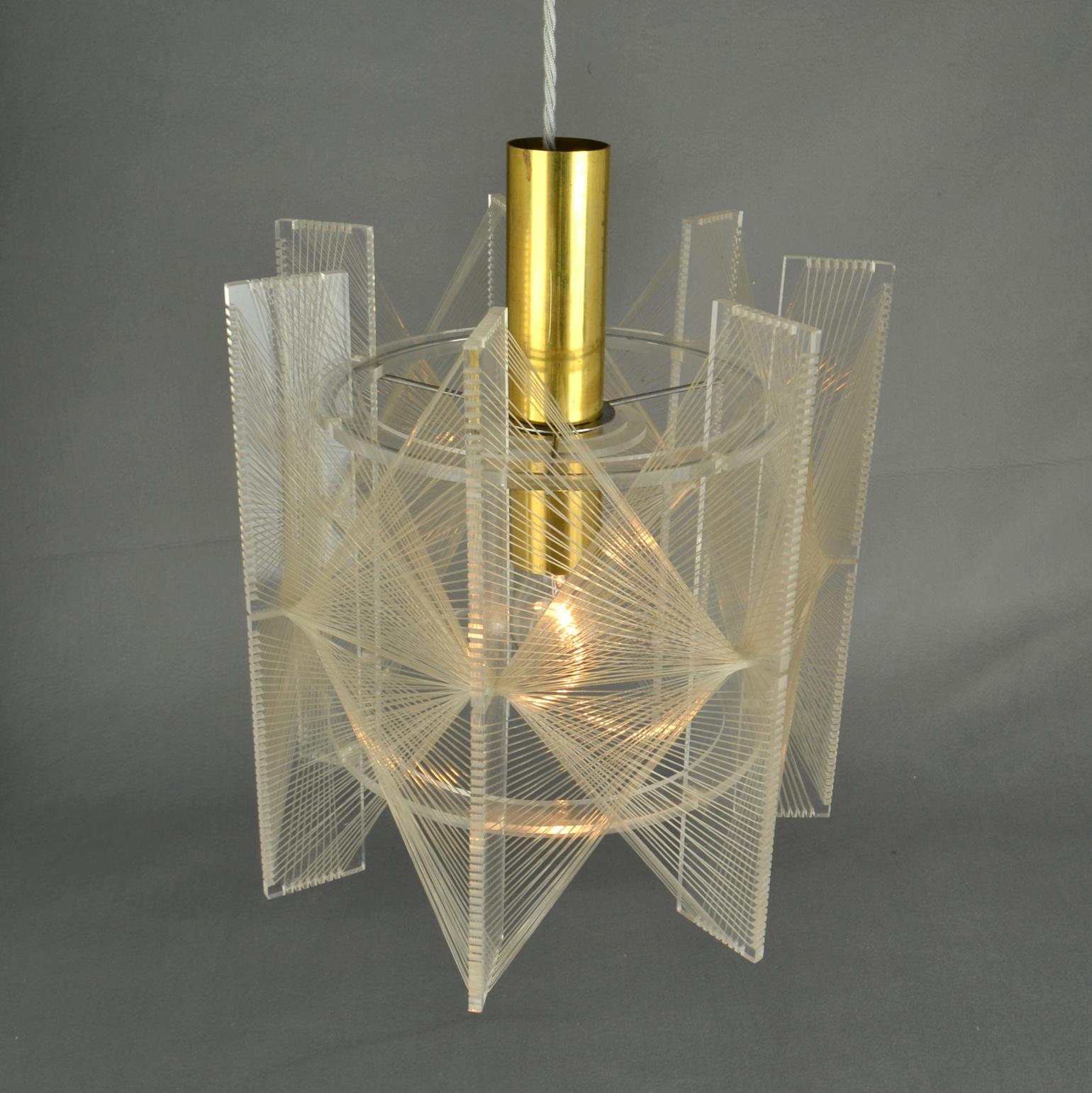Mid Century Modern small Pendant Lamp in Clear Lucite, Wire and Brass In Excellent Condition For Sale In London, GB