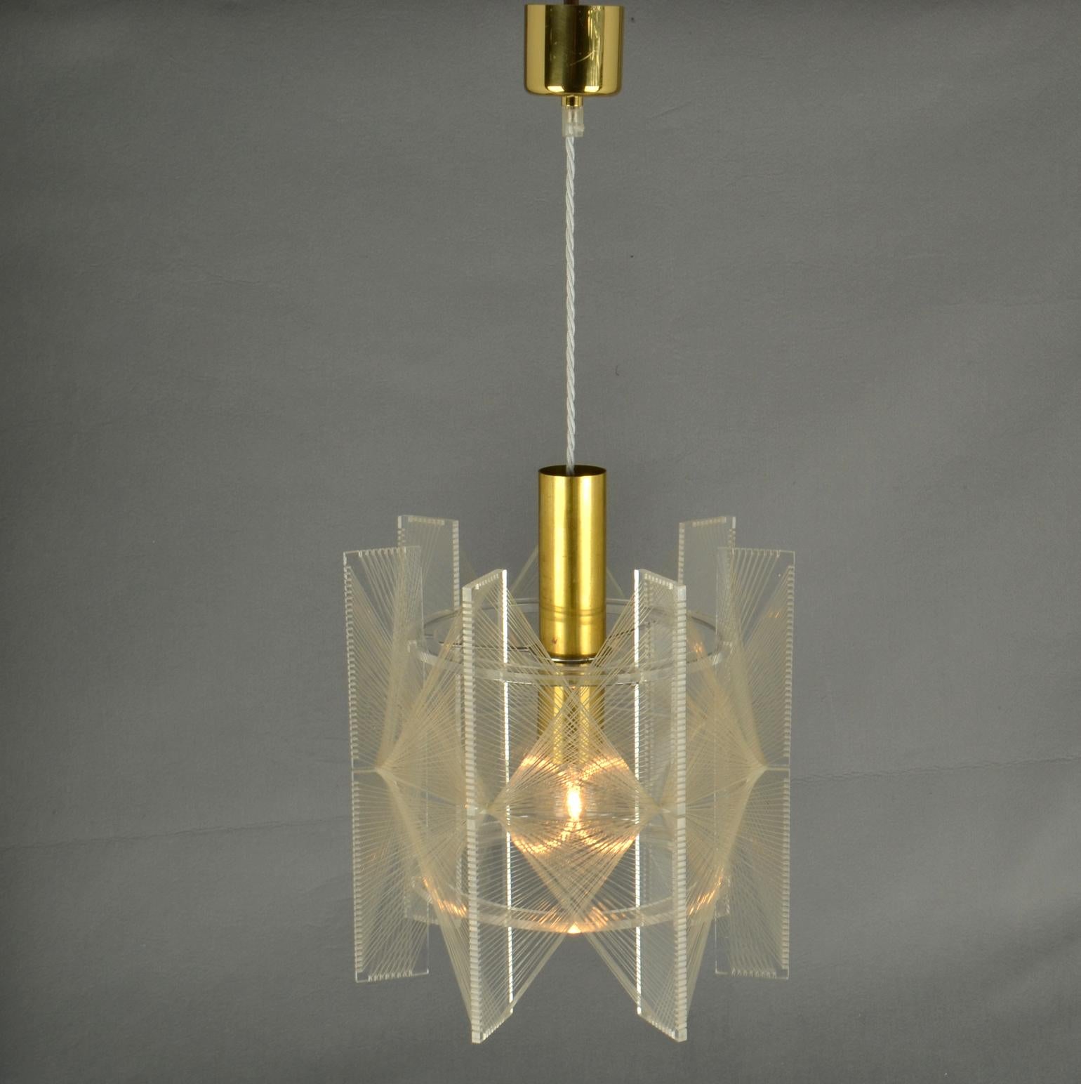 Mid Century Modern small Pendant Lamp in Clear Lucite, Wire and Brass For Sale 1